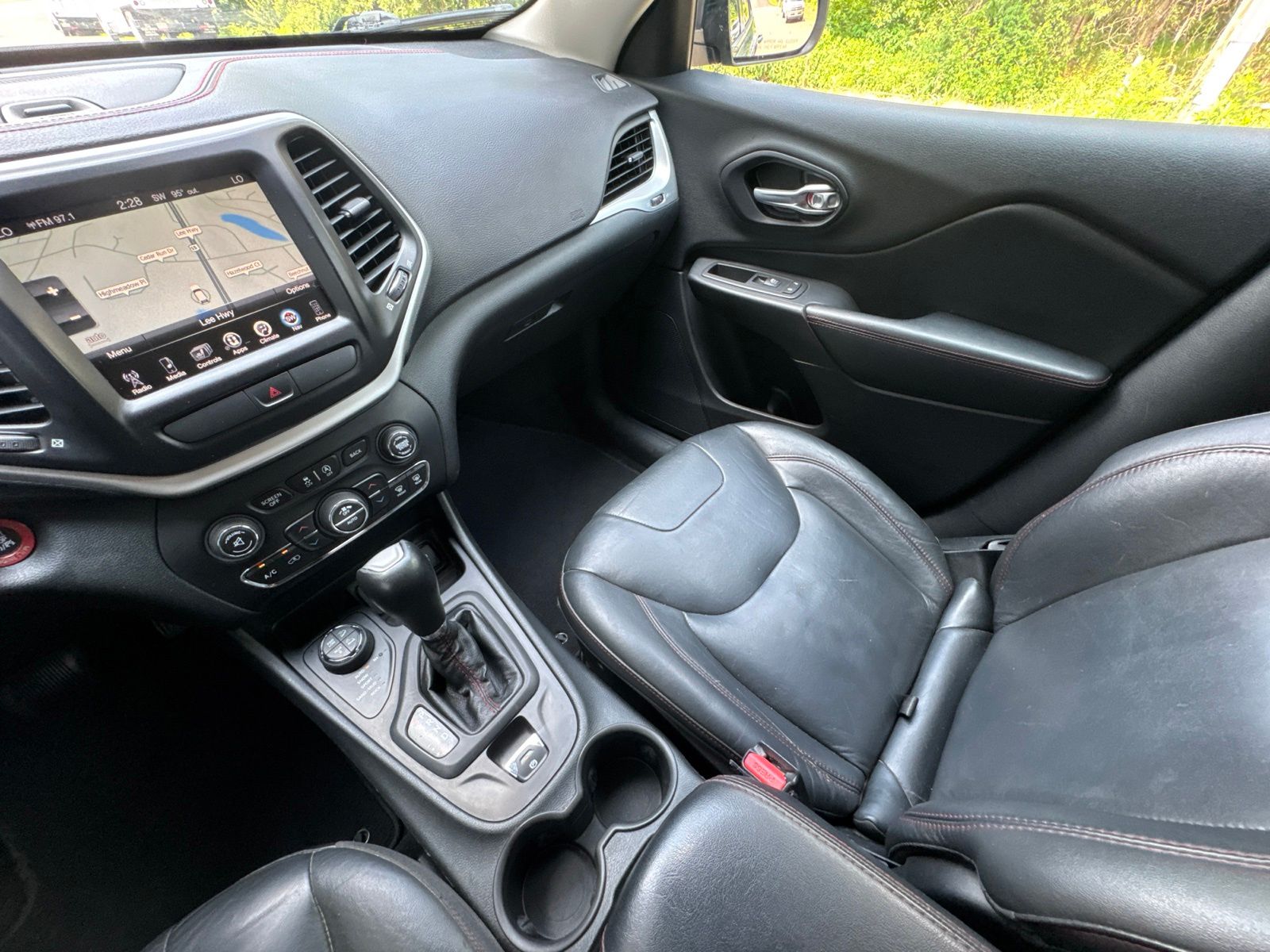 Used 2015 Anvil Clearcoat Jeep Trailhawk image 32