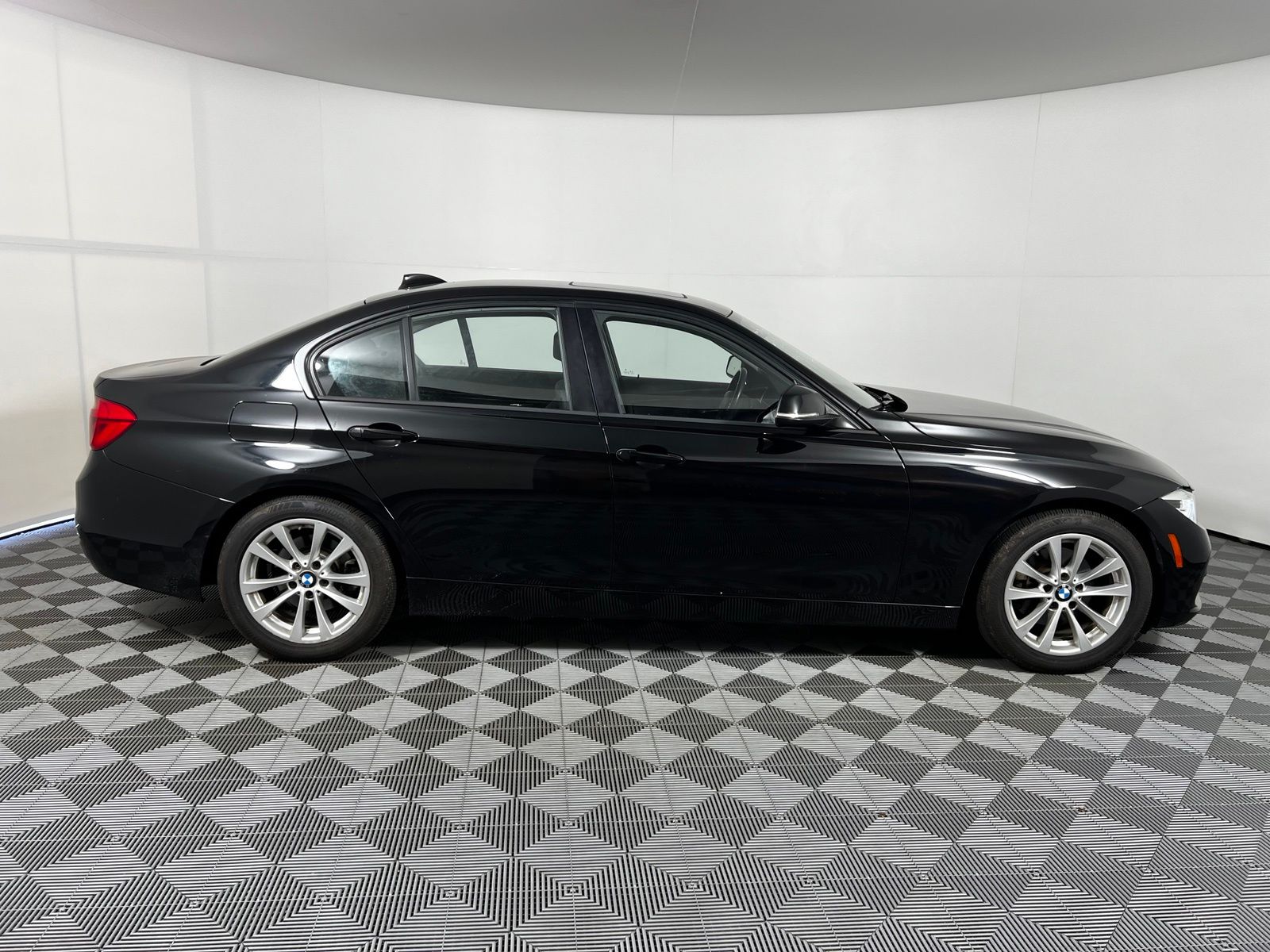 Thumbnail: 2018 BMW 3 Series - 4
