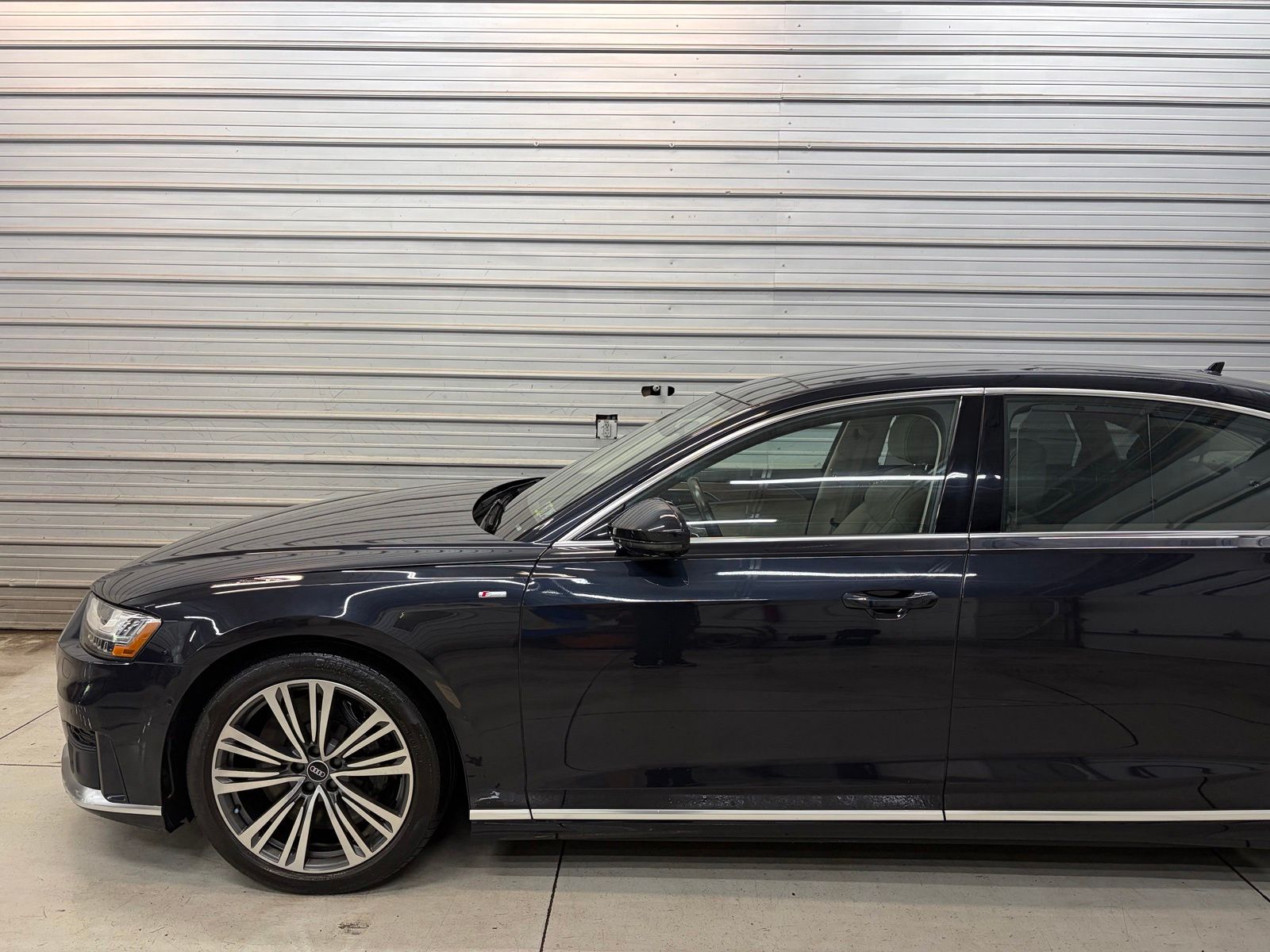 Photo 3 of 2021 Audi A8 L 4.0