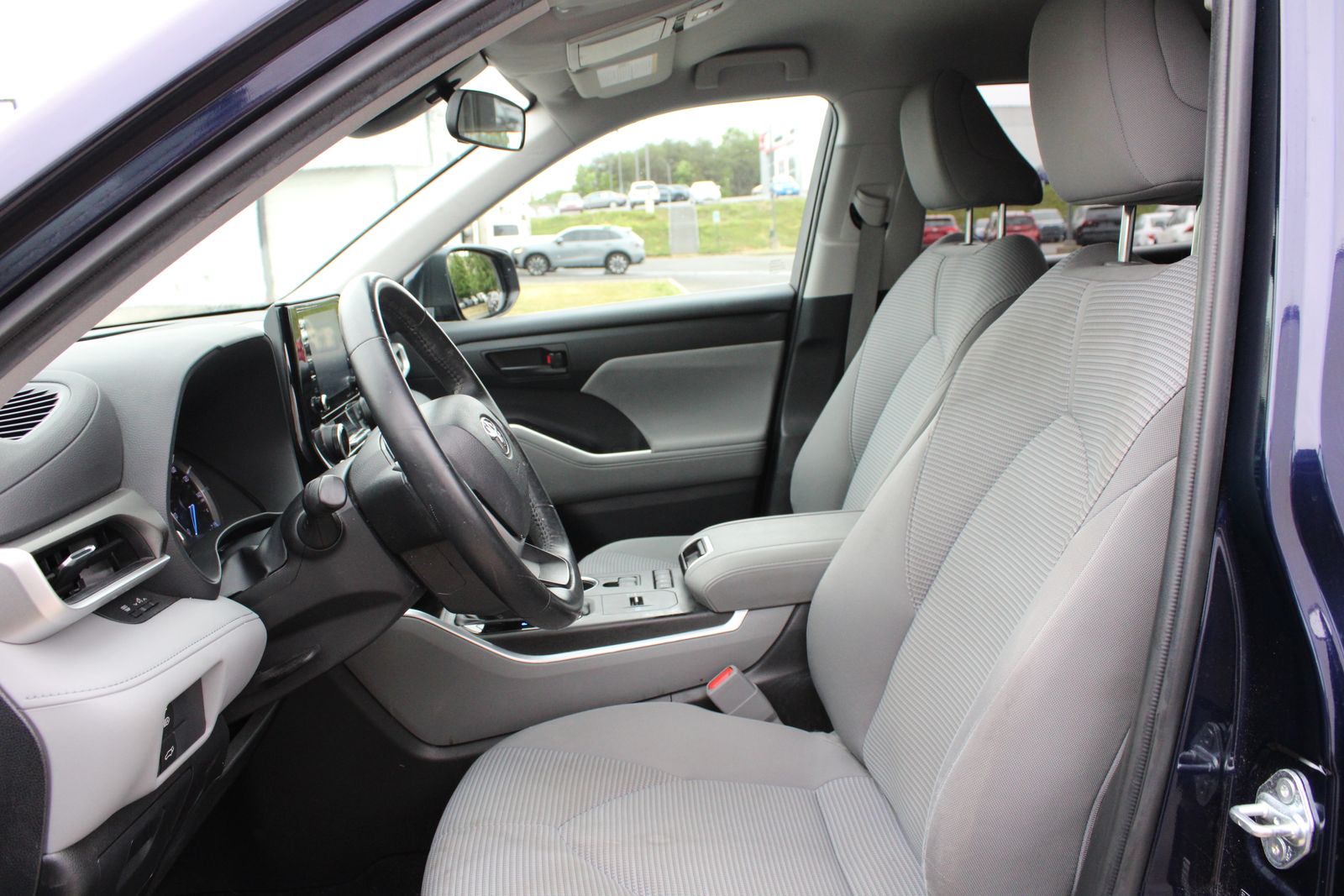 Used 2022  Toyota LE image 10