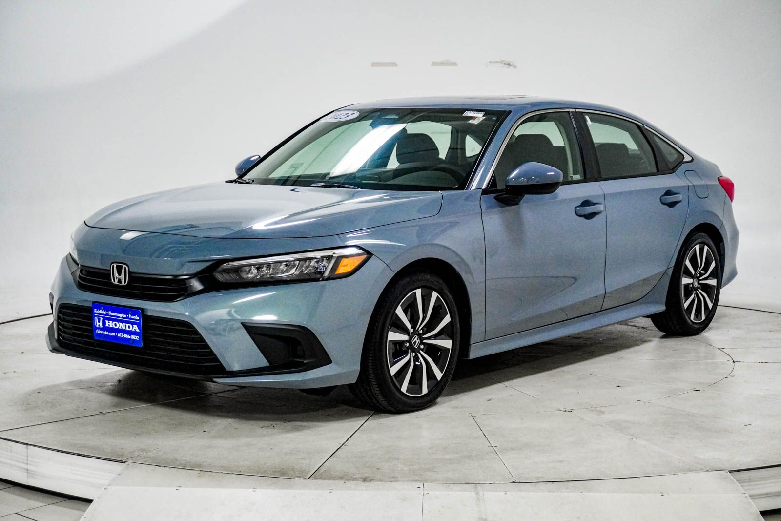 View vehicle photo 3