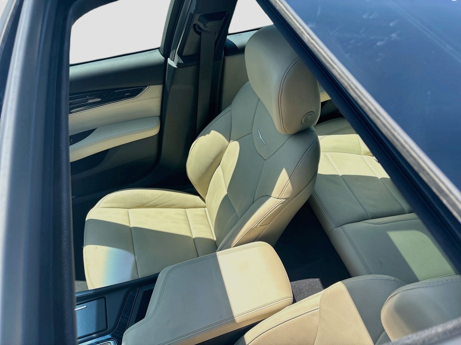 Used 2024 White Cadillac Premium Luxury image 21