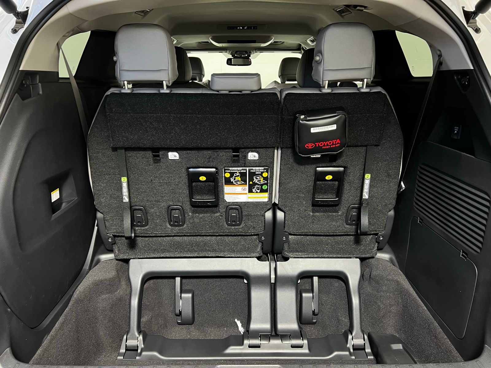 2025 Toyota Sienna XLE 12