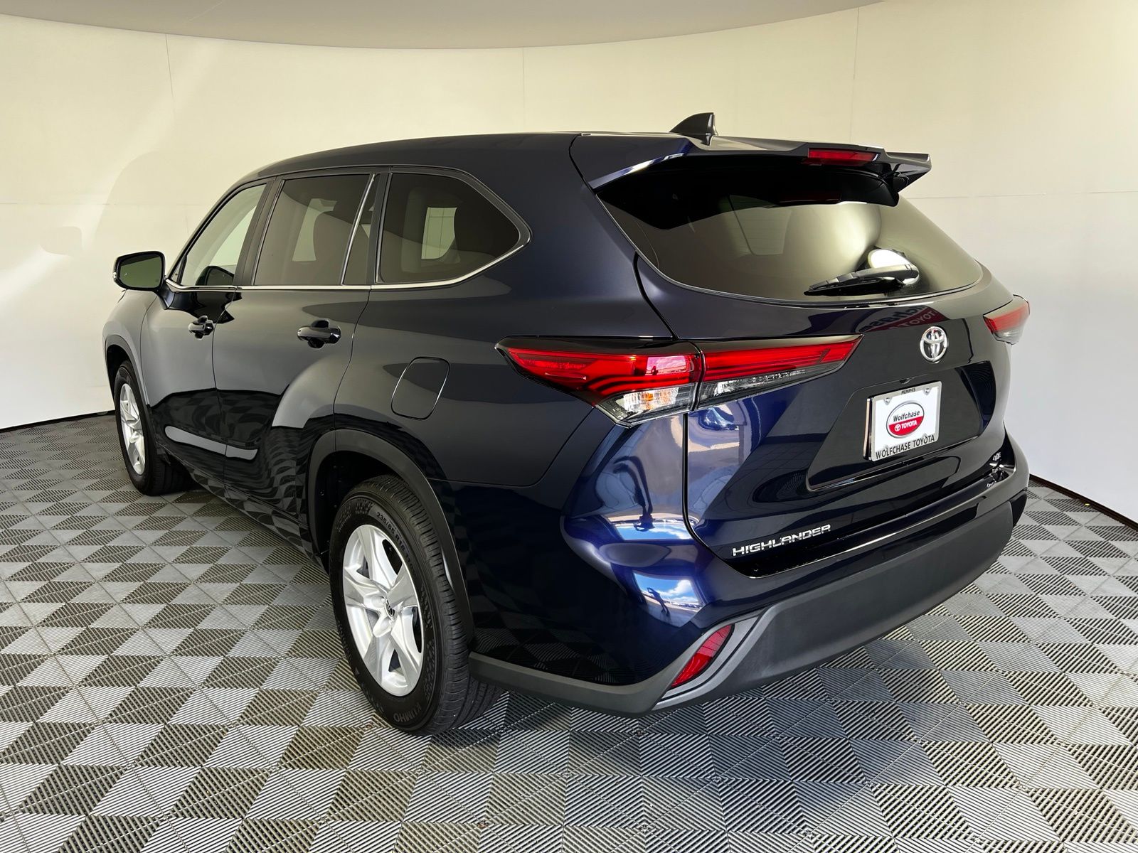 Thumbnail: 2023 Toyota Highlander - 7