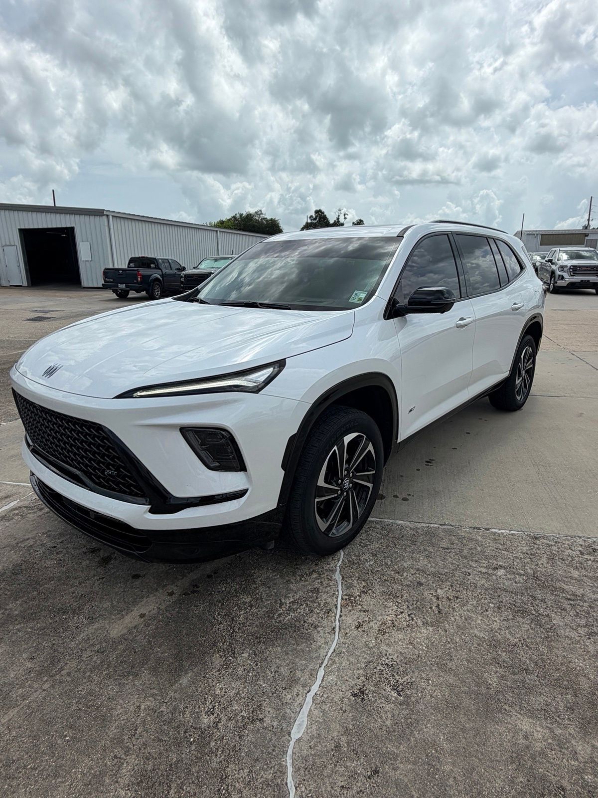 White Frost Tricoat 2025 Buick Enclave SUV / Crossover Front-Wheel Drive 8-Speed Automatic