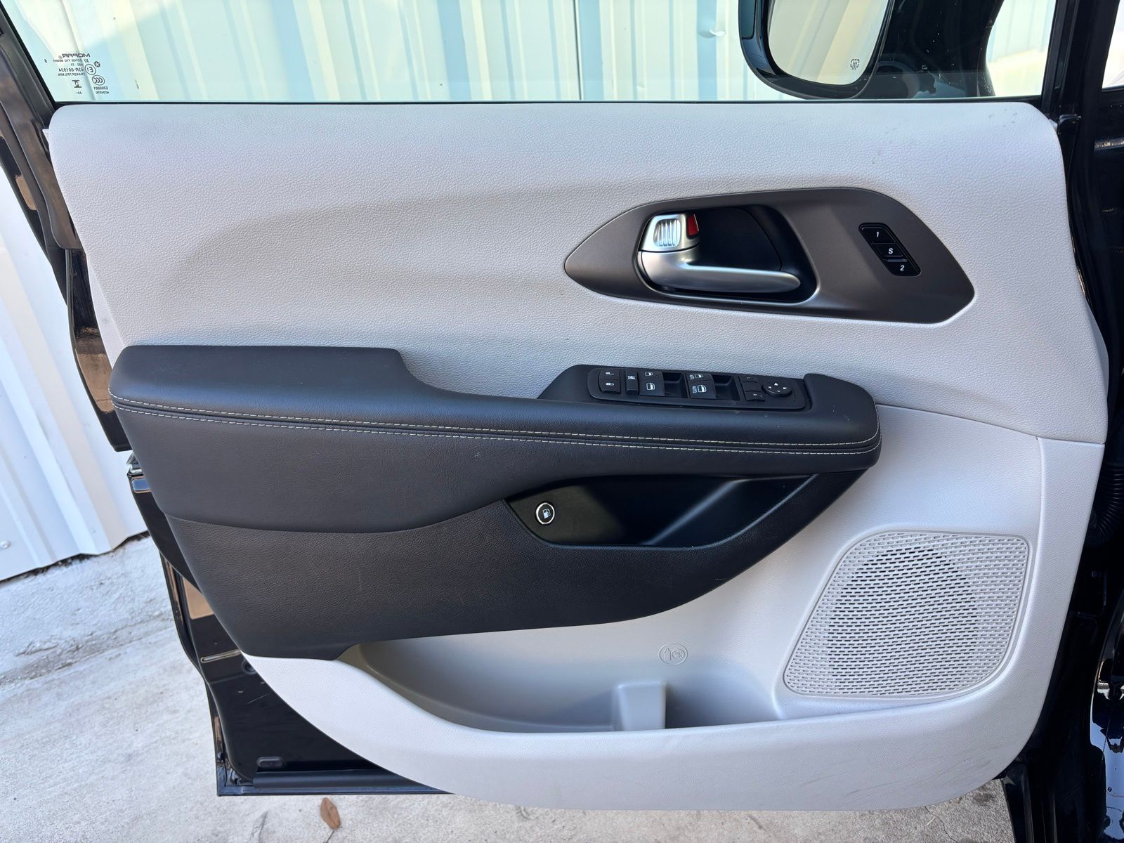 Used Car 2024 Chrysler Pacifica Hybrid  Select For Sale Under $35,000 In Austin, Texas