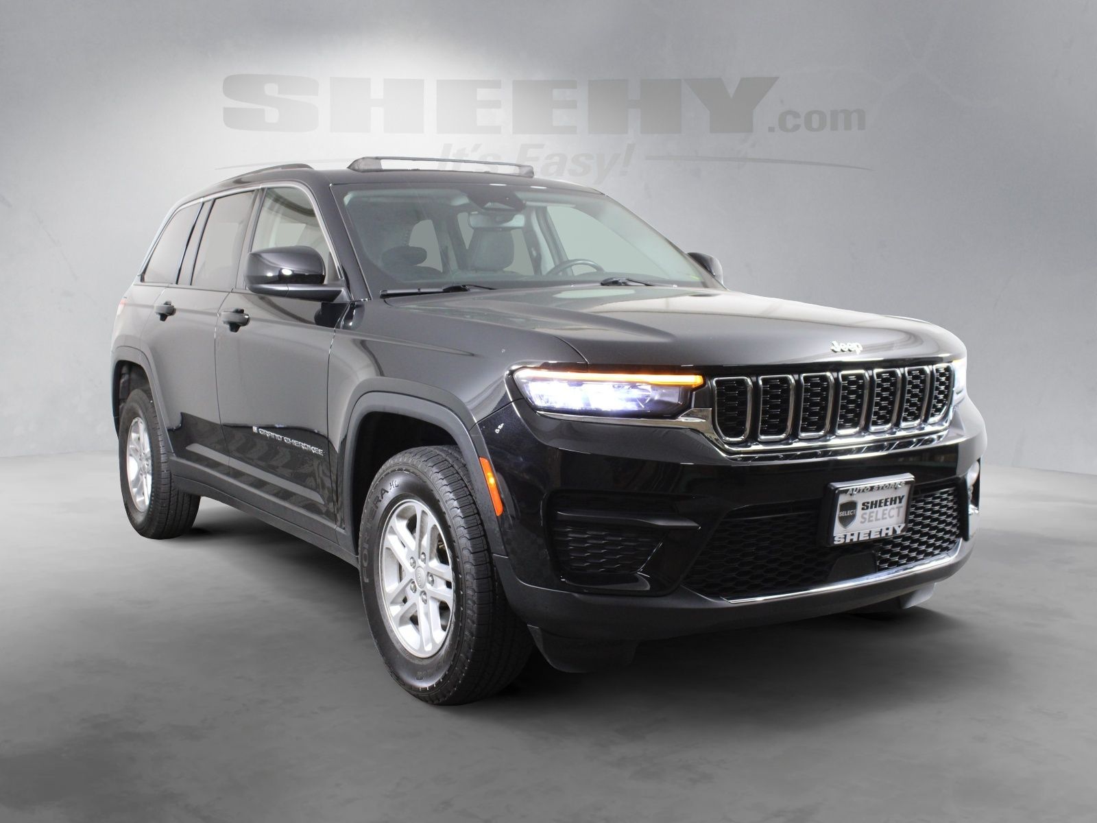 Used 2023 Black Jeep Laredo image 17