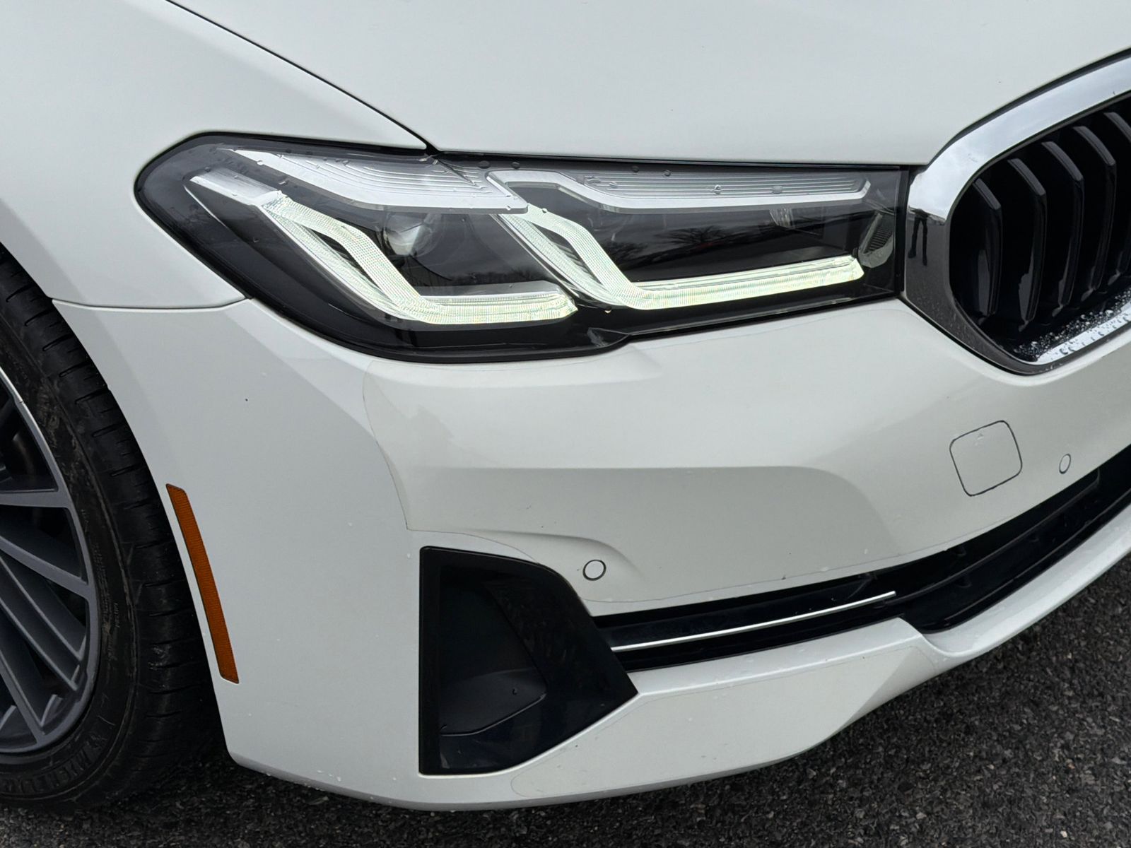 Used 2023 Alpine White BMW 540i xDrive image 29