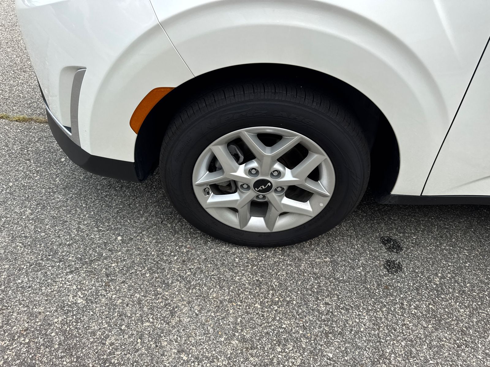 Used 2025 White Kia LX image 11