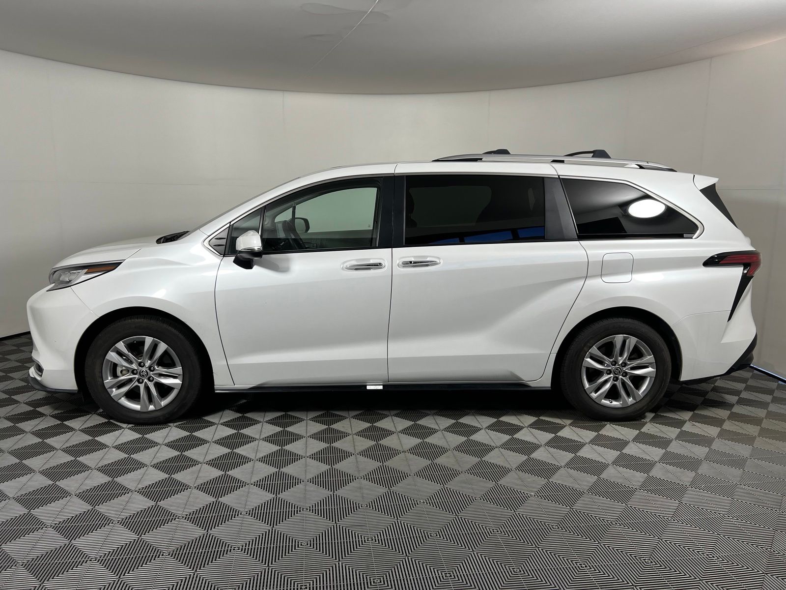 Thumbnail: 2022 Toyota Sienna - 8