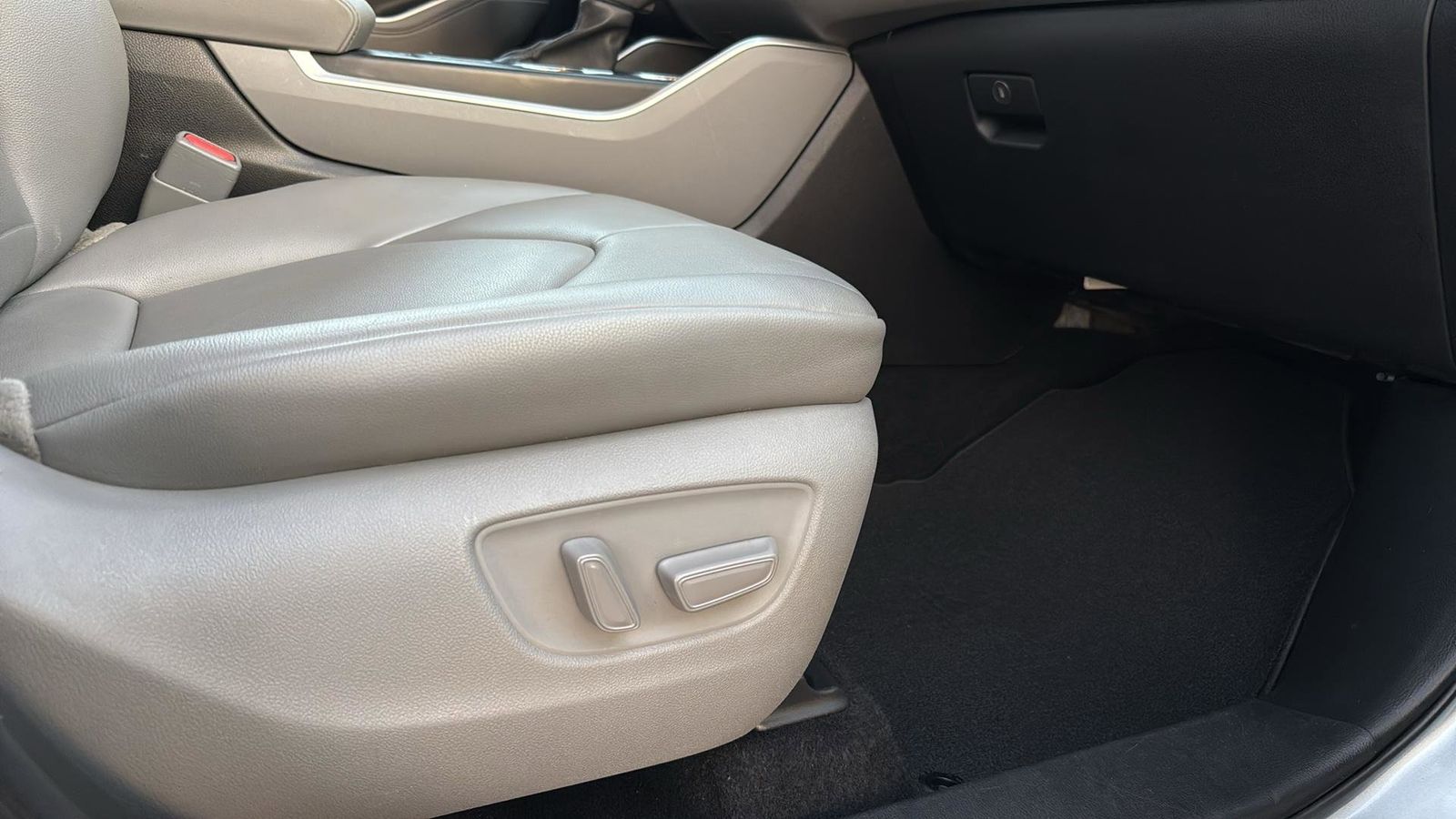 Used Car 2021 Toyota Highlander  Xle For Sale Under $30,000 In Austin, Texas