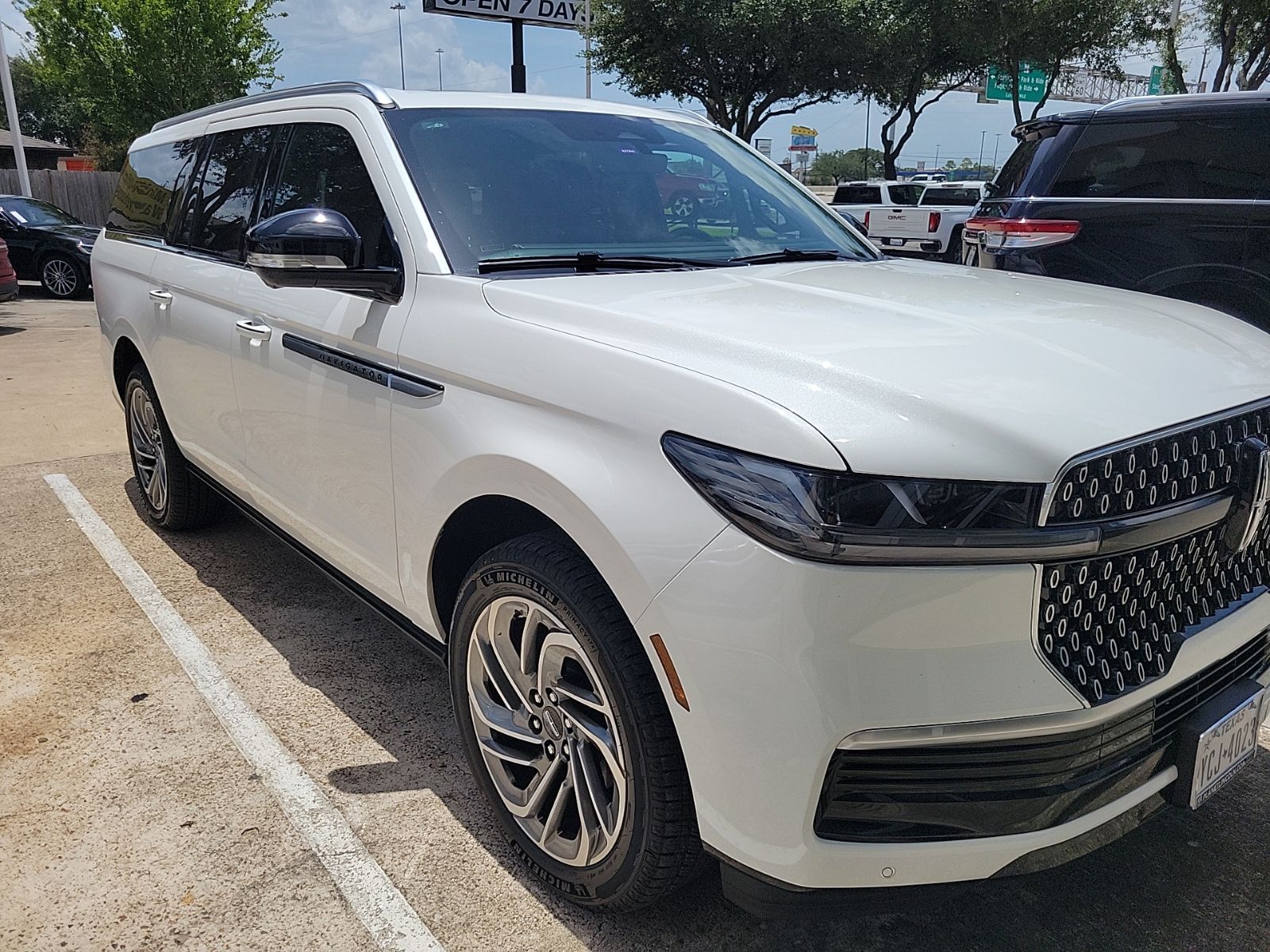 White Metallic 2026 Lincoln Navigator SUV / Crossover Four-Wheel Drive Automatic