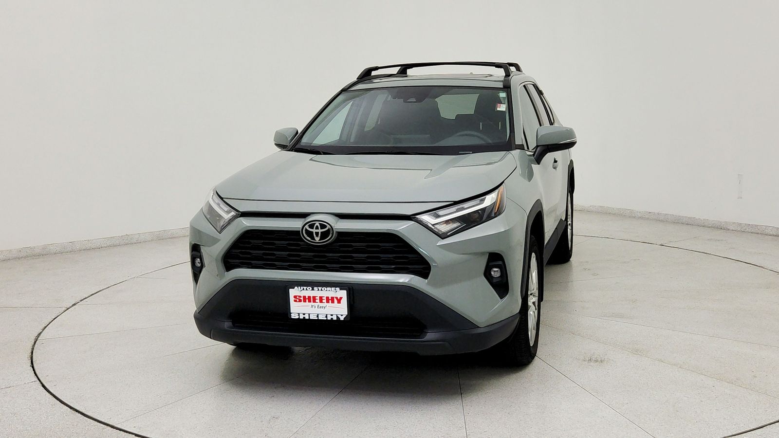 Used 2023  Toyota XLE Premium image 2