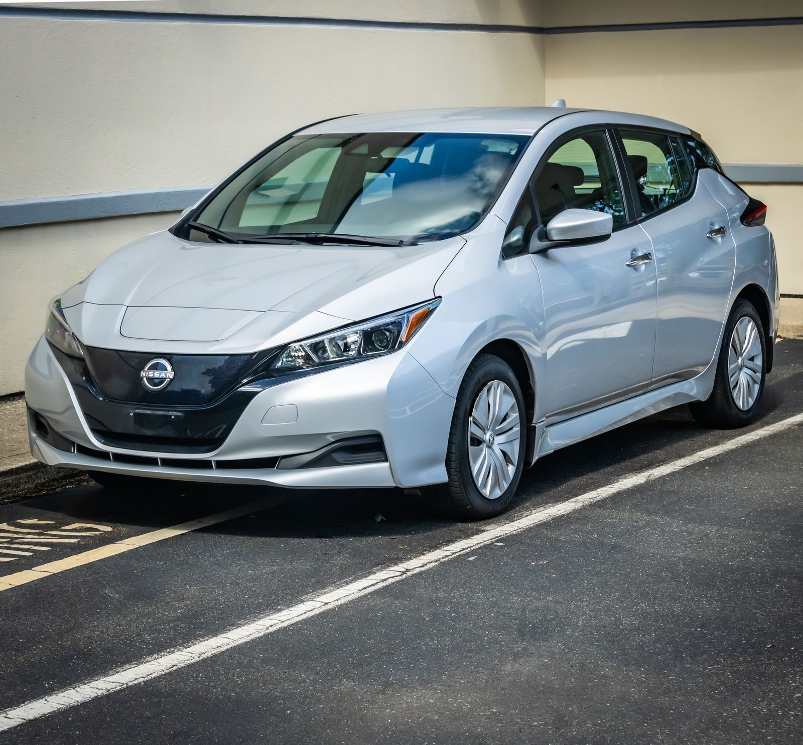 Brilliant Silver Metallic 2025 Nissan LEAF Hatchback Front-Wheel Drive Automatic
