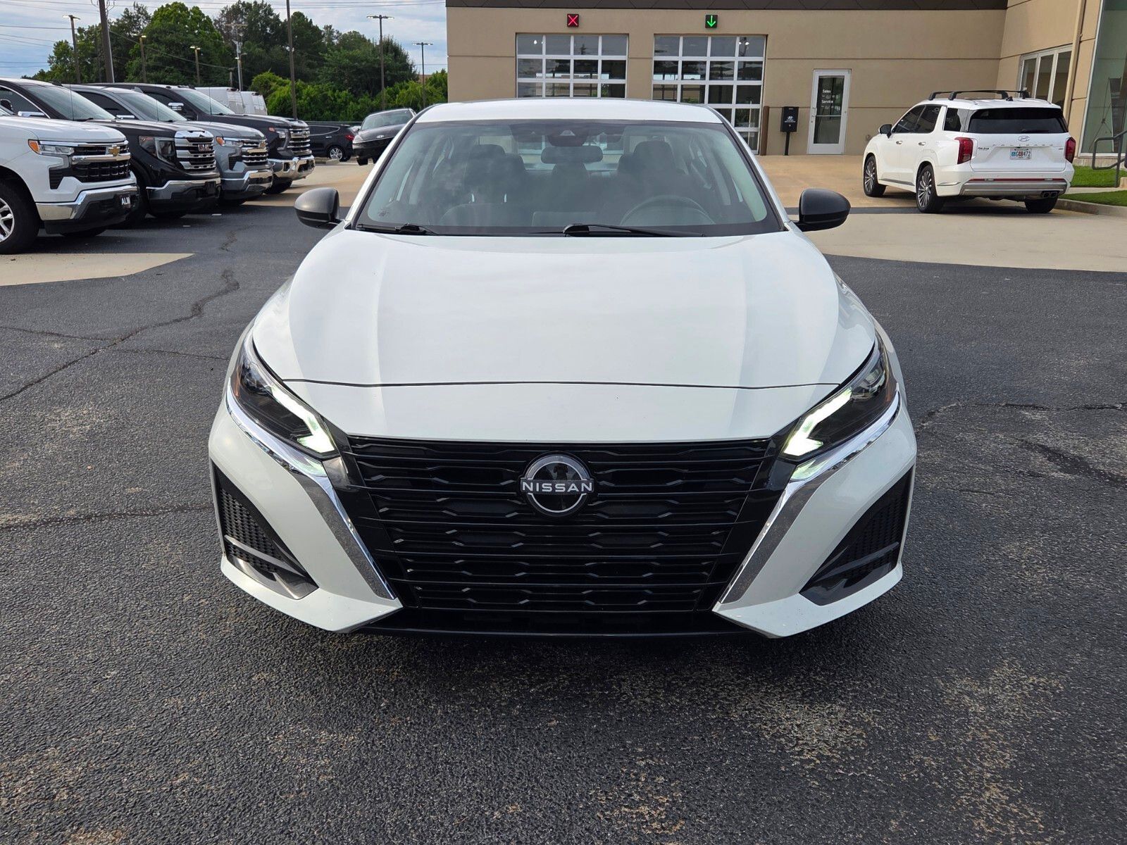 Used 2025 Glacier White Nissan 2.5 SV image 2