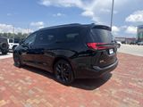 Used 2025 Chrysler Pacifica Van