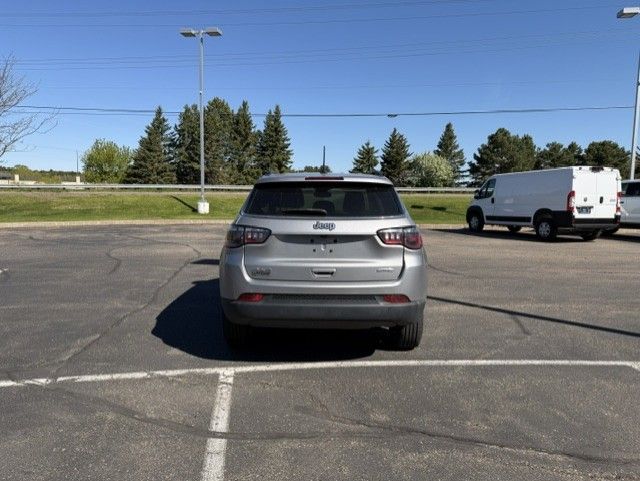 2022 Billet Silver Metallic Clearcoat Jeep Compass Latitude 4X4 SUV