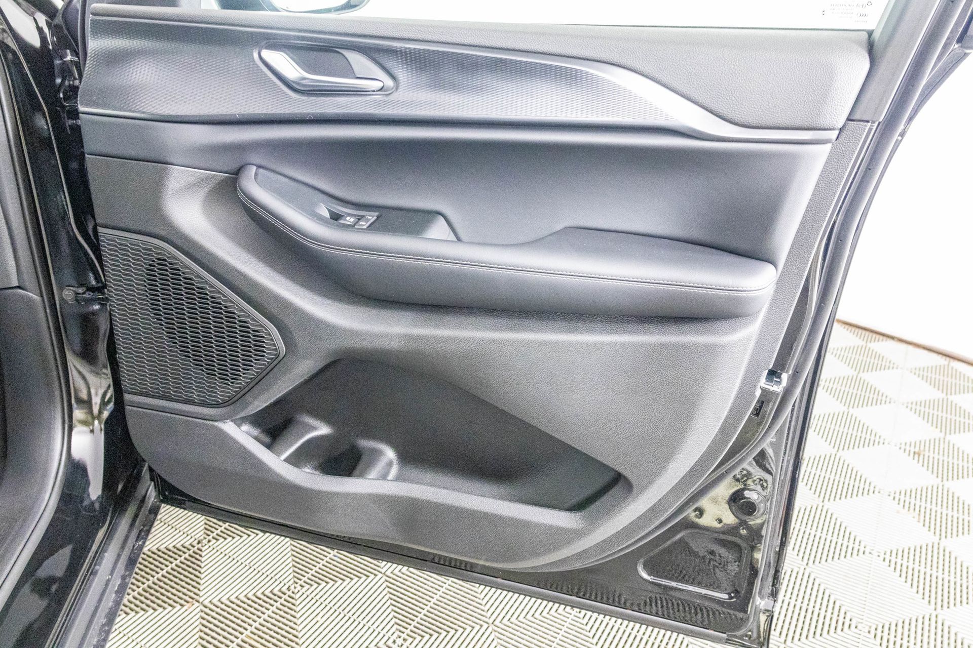 2025 JEEP GRAND CHEROKEE - Image 38