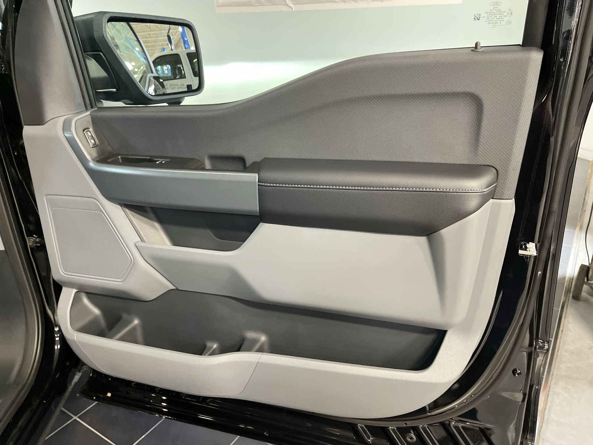 2024 Ford F-150 Lightning Pro - Photo 35