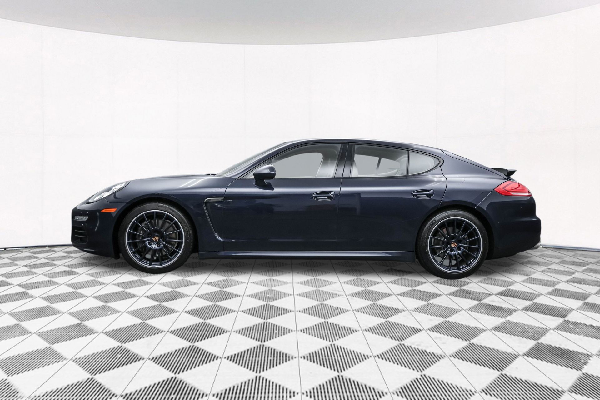 2015 PORSCHE PANAMERA - Image 11