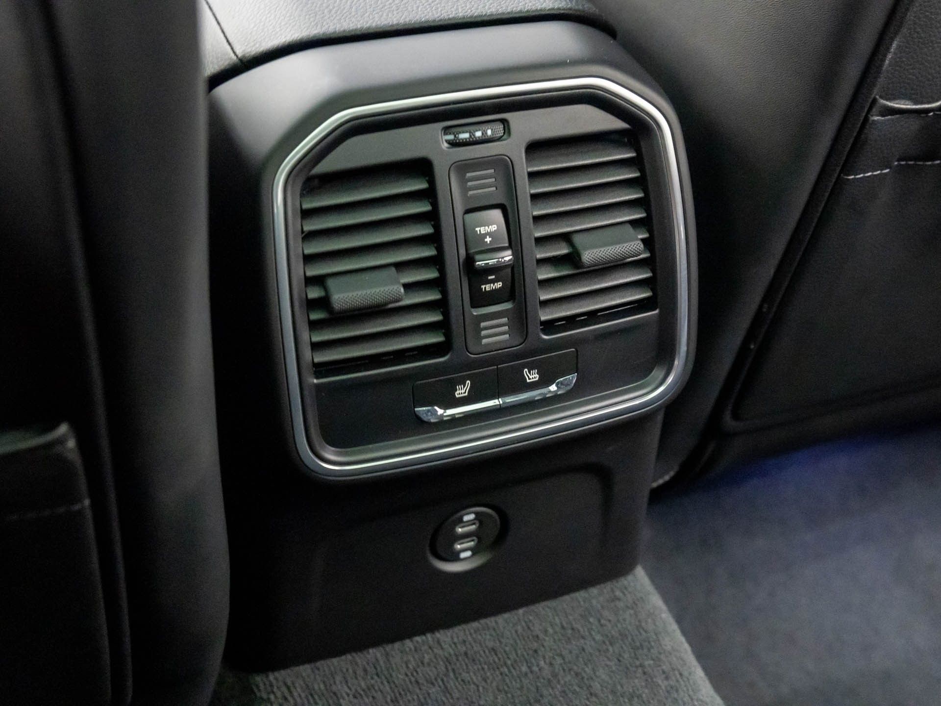 2024 Porsche Macan  photo