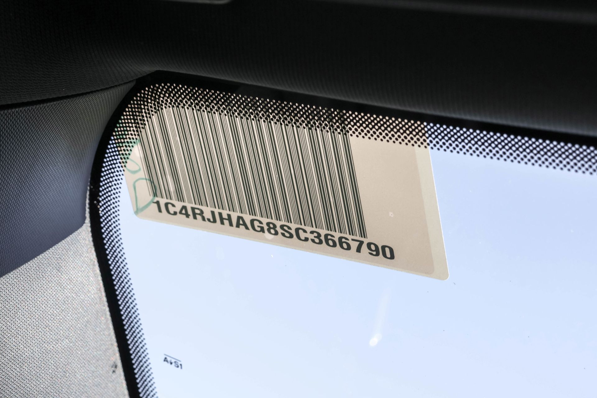 2025 JEEP GRAND CHEROKEE - Image 30