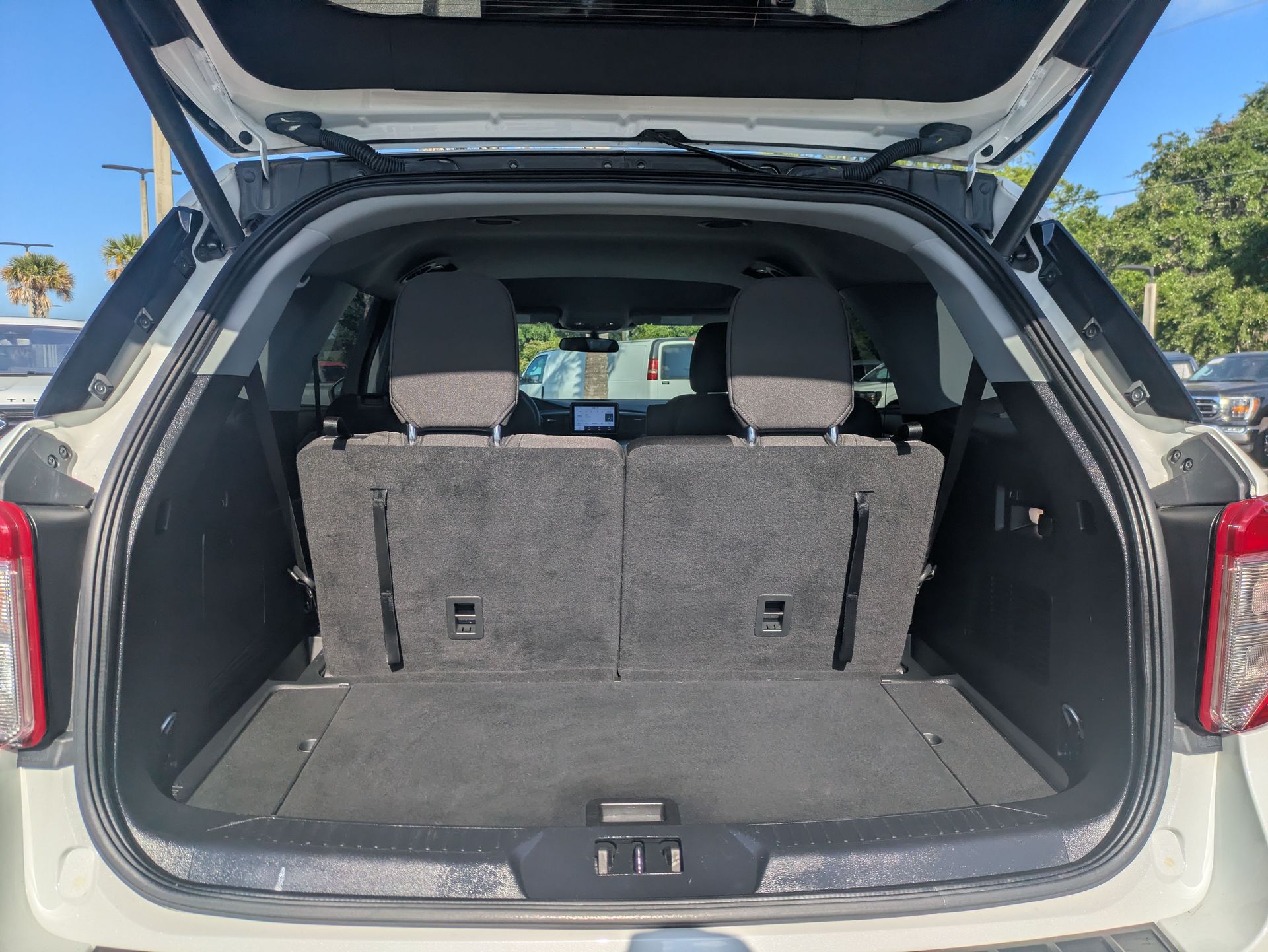 2023 Ford Explorer XLT White at Jones Ford