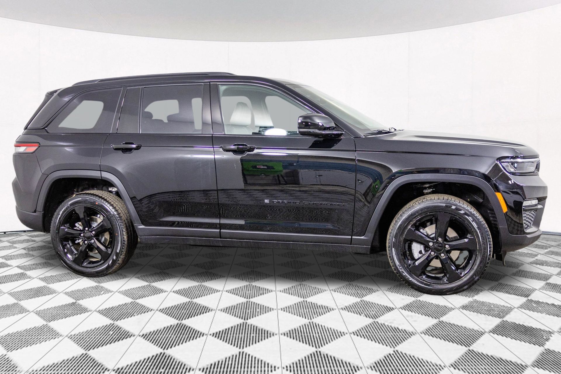 2025 JEEP GRAND CHEROKEE - Image 13