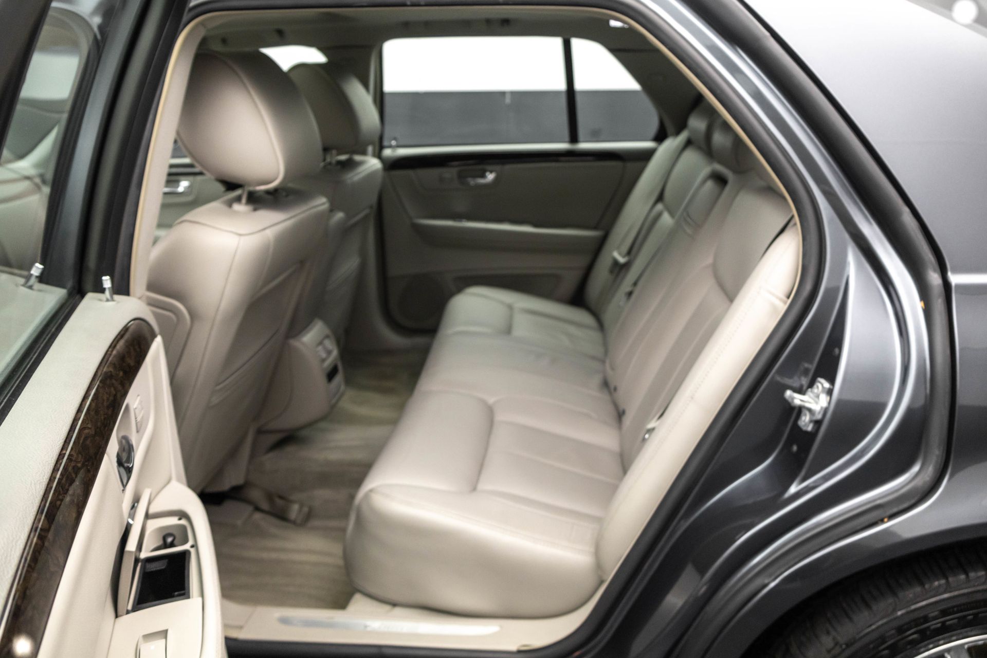 2011 CADILLAC DTS - Image 29