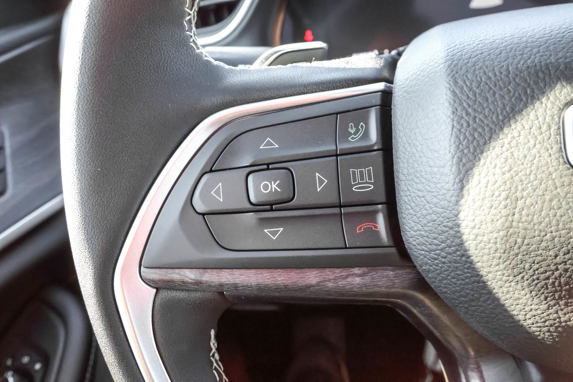 2025 JEEP GRAND CHEROKEE - Image 27