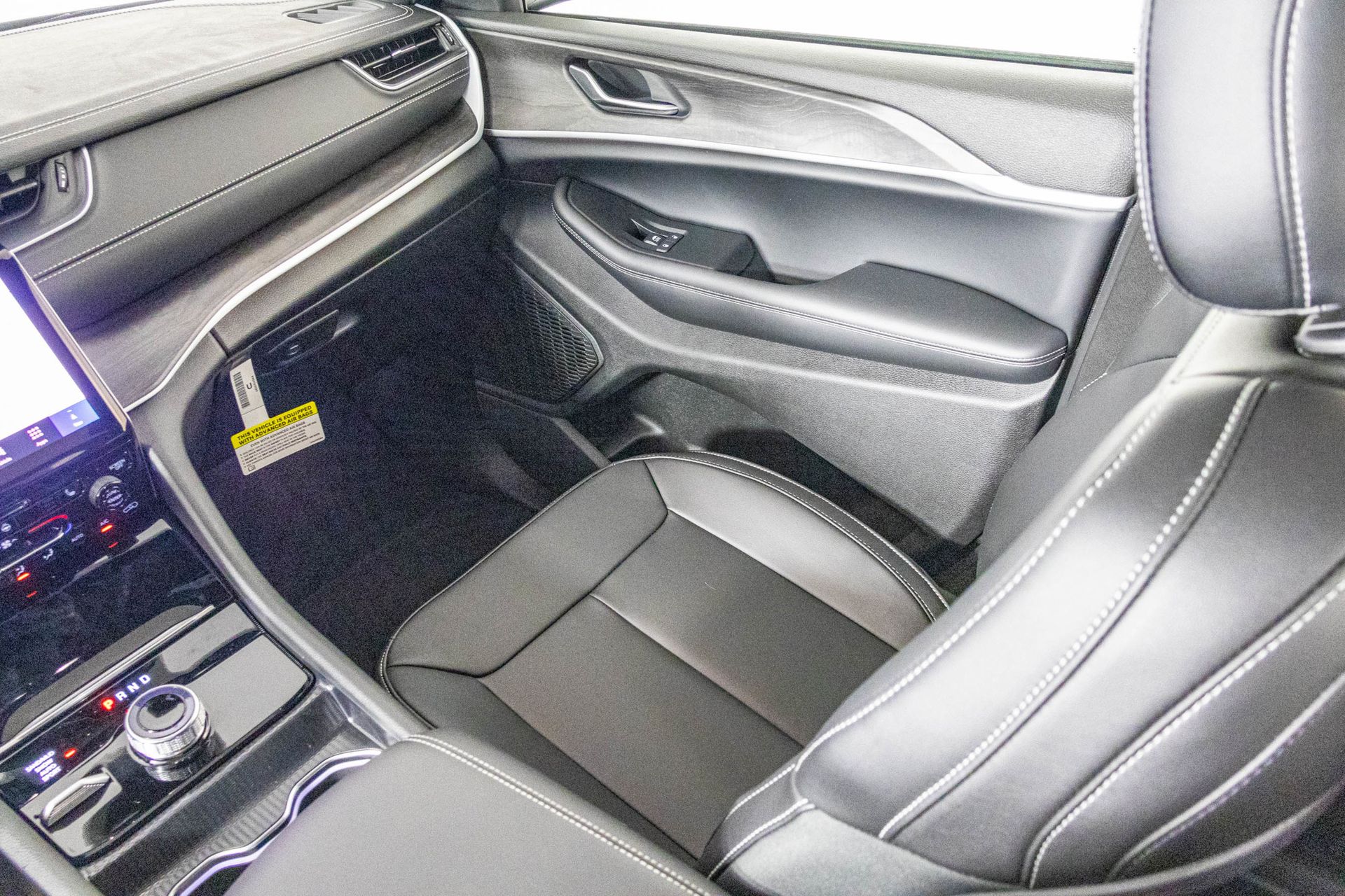 2025 JEEP GRAND CHEROKEE - Image 32