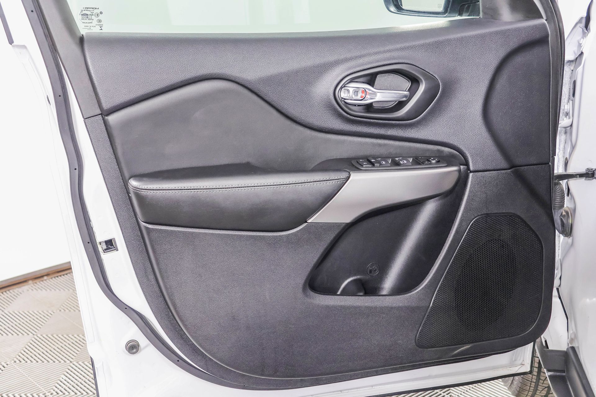 2022 JEEP CHEROKEE - Image 31