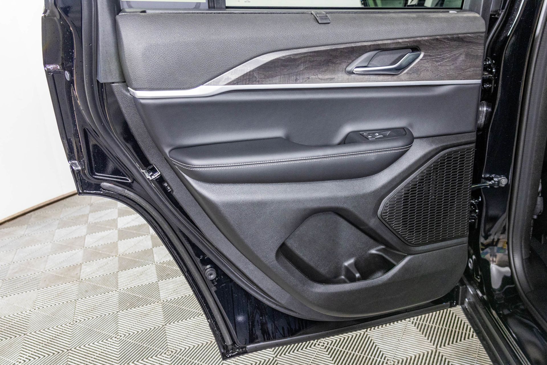 2025 JEEP GRAND CHEROKEE - Image 26