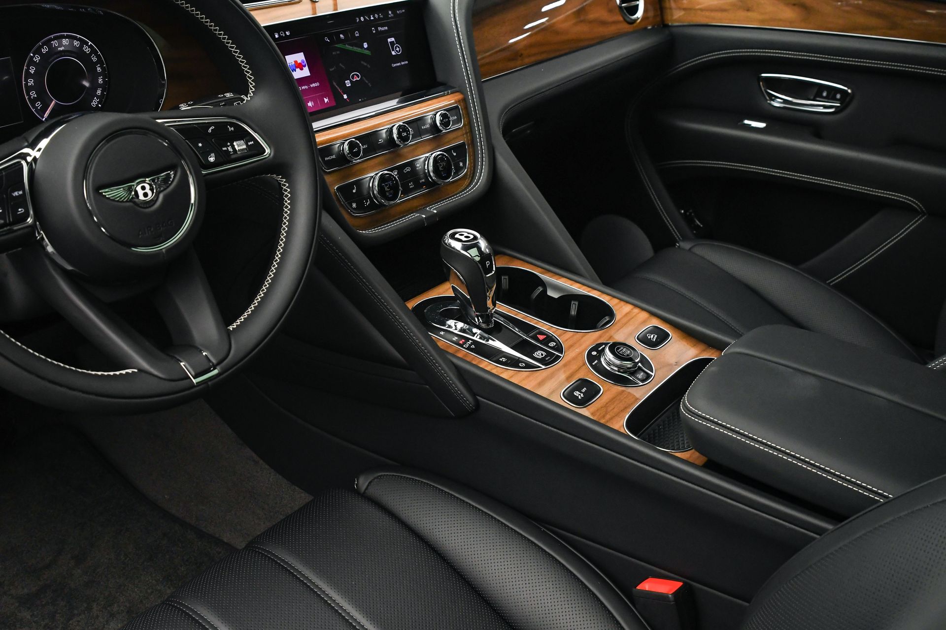 2025 Bentley Bentayga - Photo 35