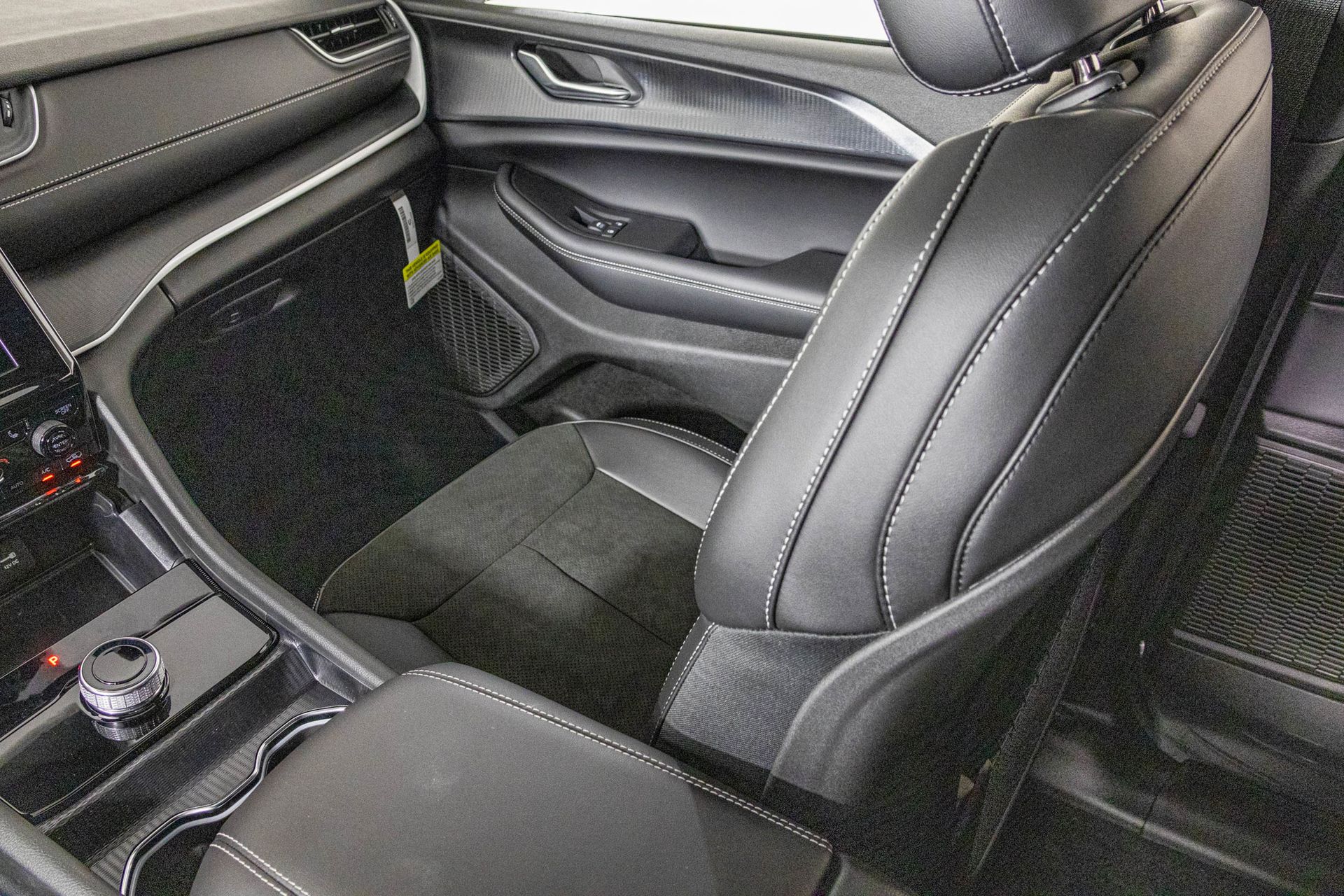 2025 JEEP GRAND CHEROKEE - Image 34