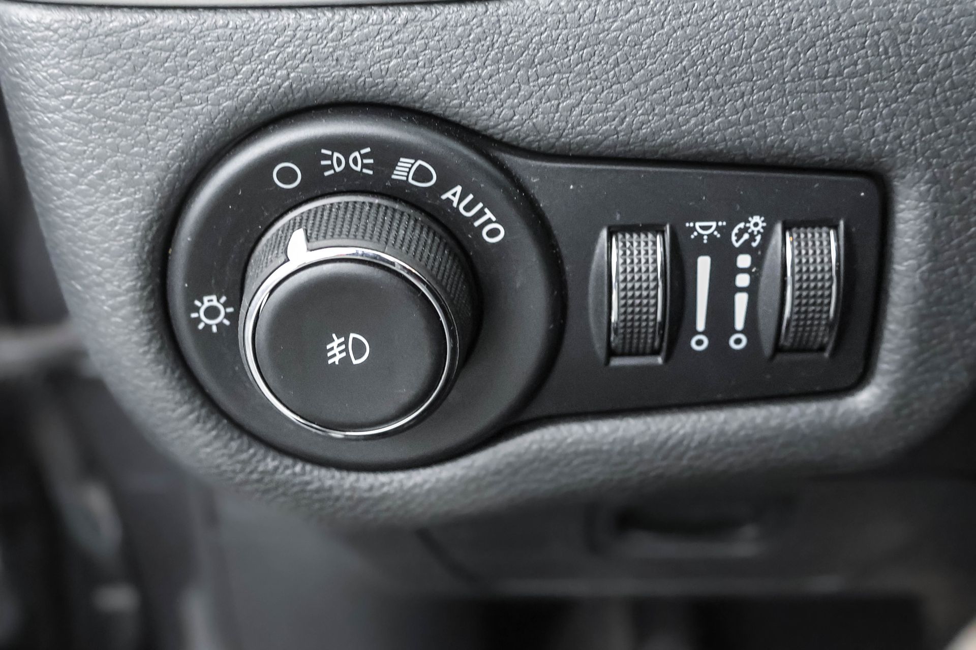 2021 JEEP CHEROKEE - Image 32