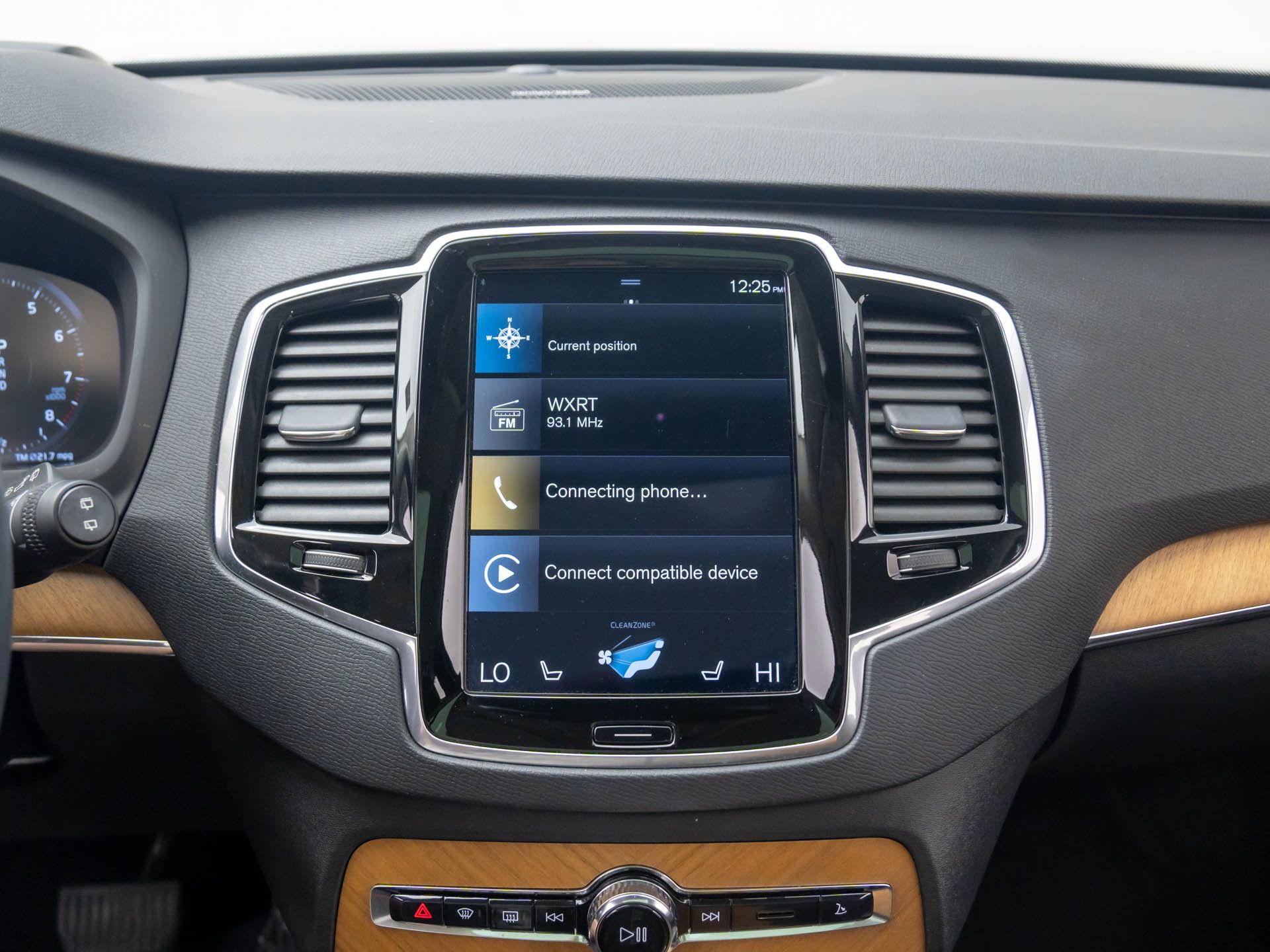 2022 Volvo XC90 T5 Momentum photo