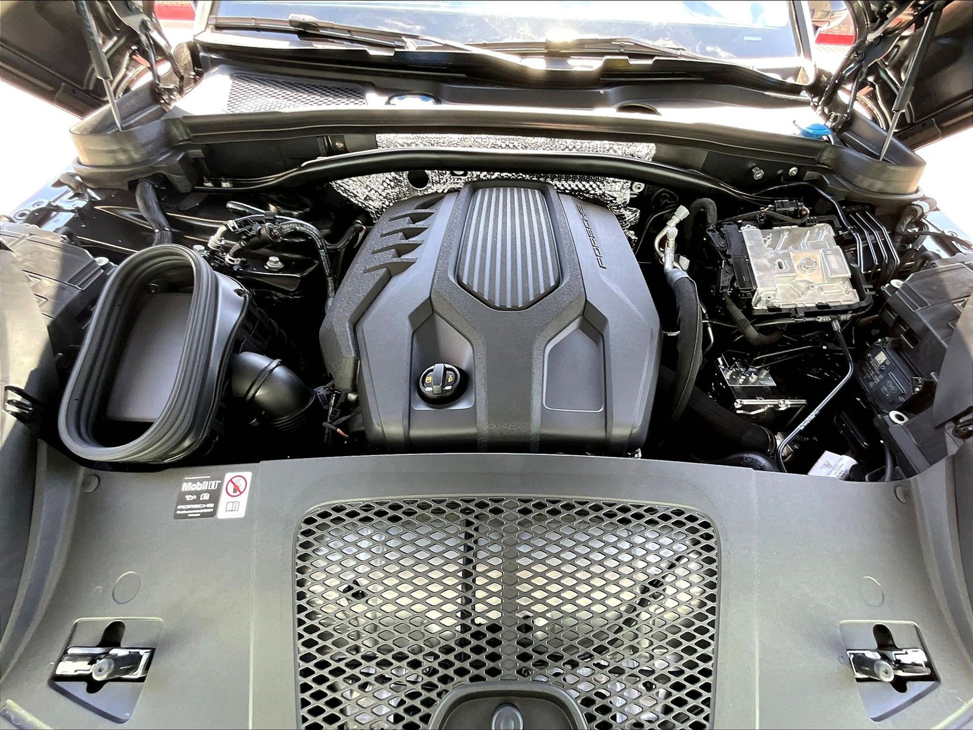 2025 Macan picture #20