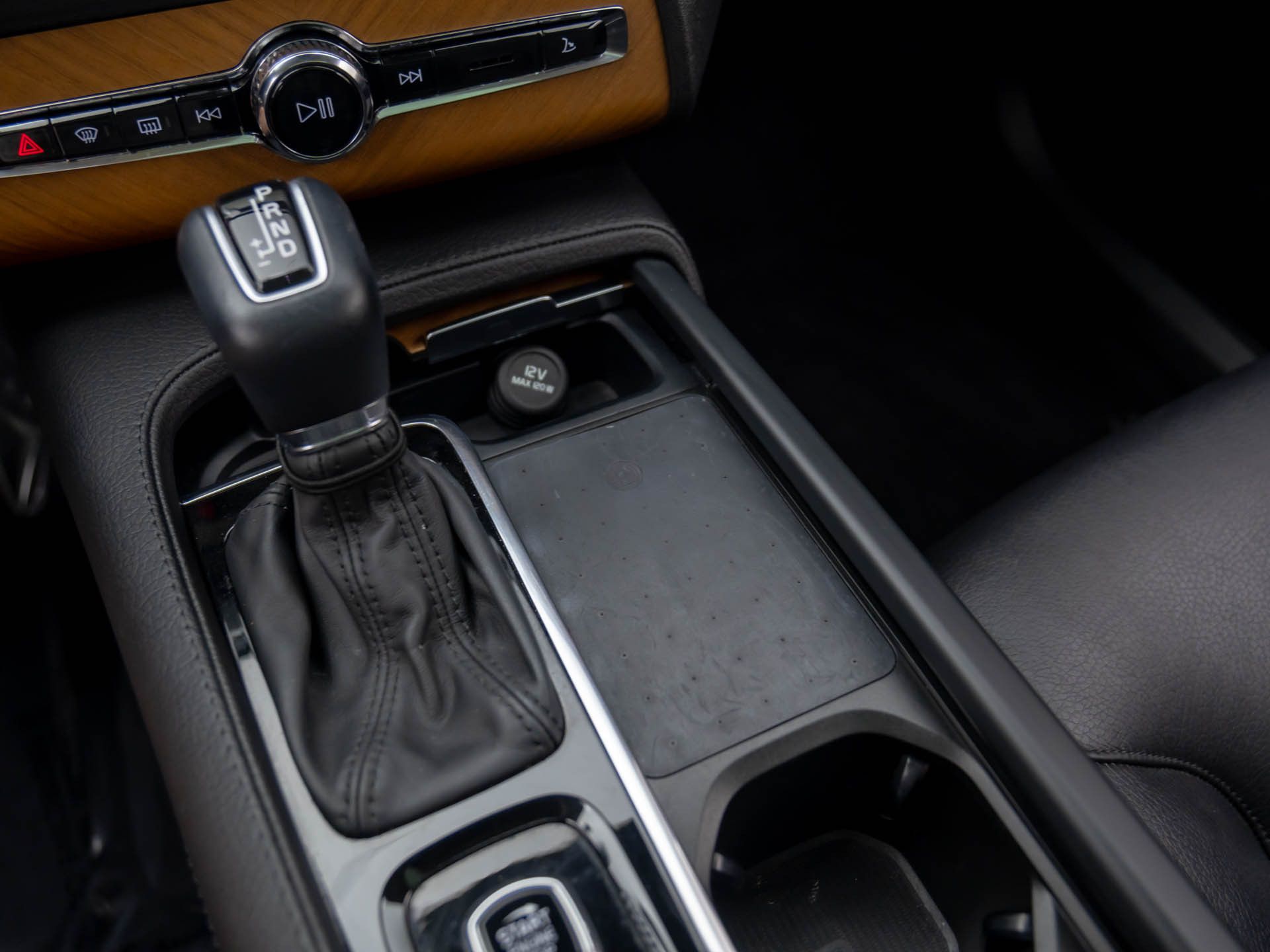 2022 Volvo XC90 T5 Momentum photo