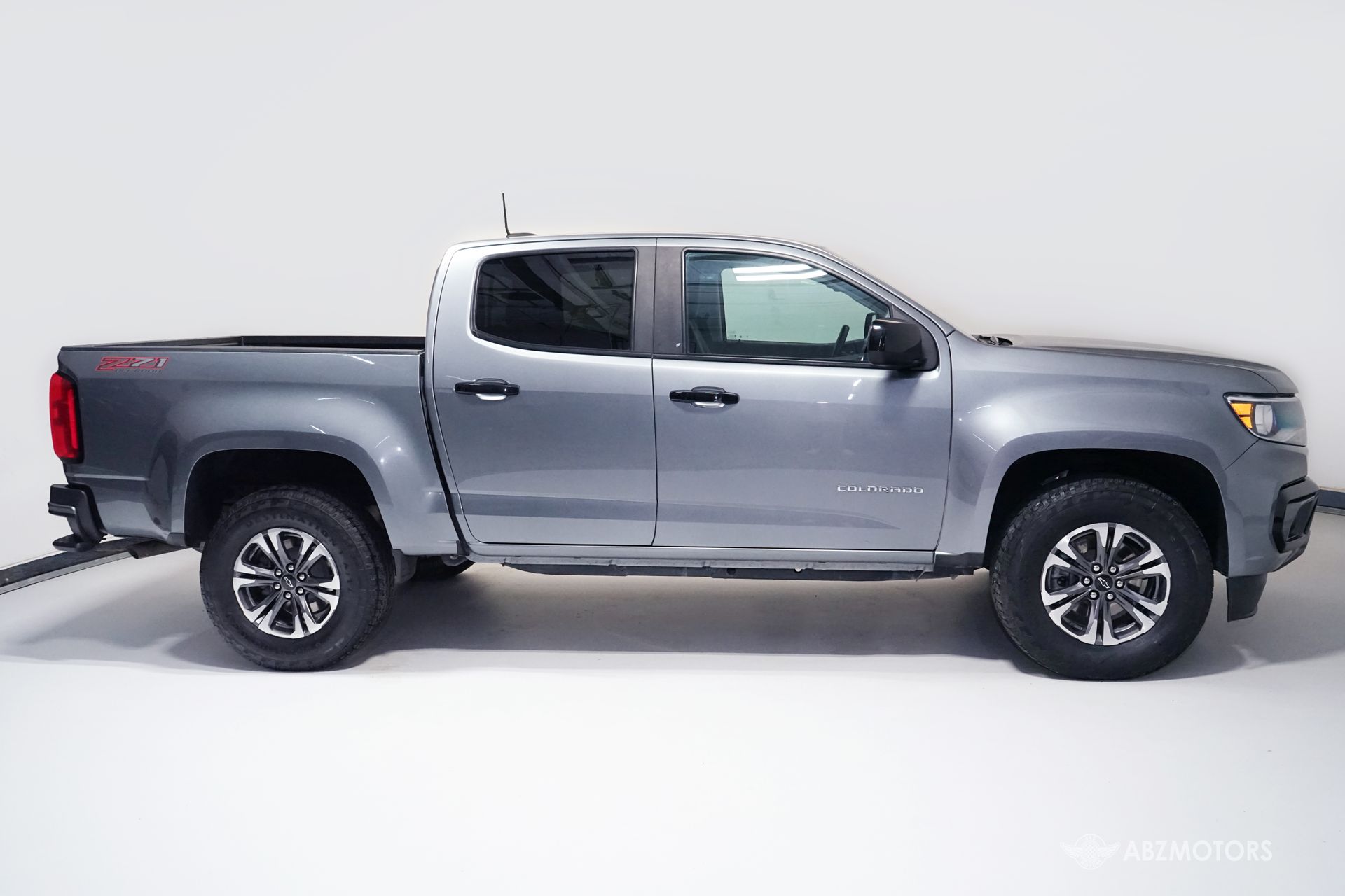 View vehicle photo 3