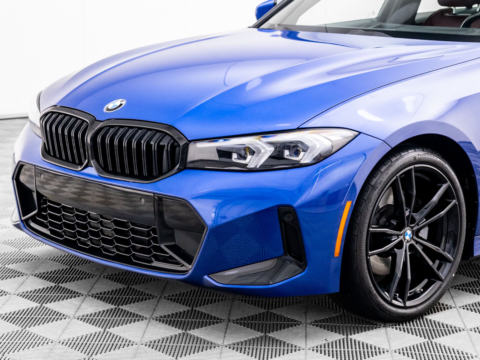 2023 BMW 3-Series 330i xDrive photo