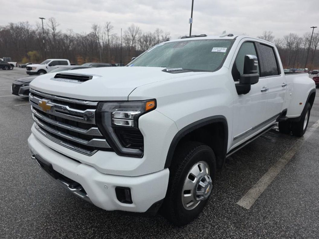 White (Iridescent Pearl Tricoat) 2024 Chevrolet Silverado 3500HD High Country Crew Cab 4WD Pickup Truck Four-Wheel Drive Automatic