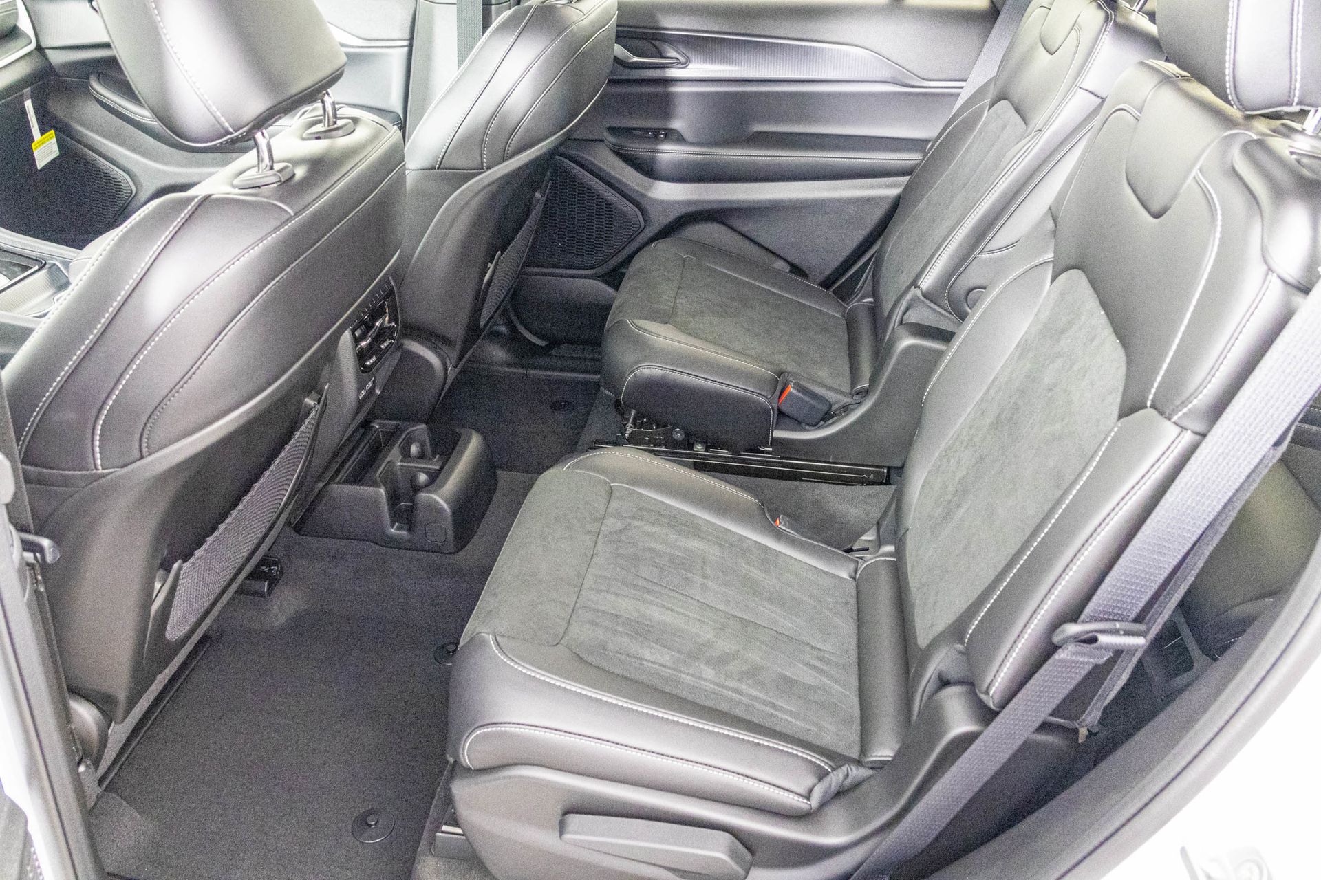 2025 JEEP GRAND CHEROKEE L - Image 29