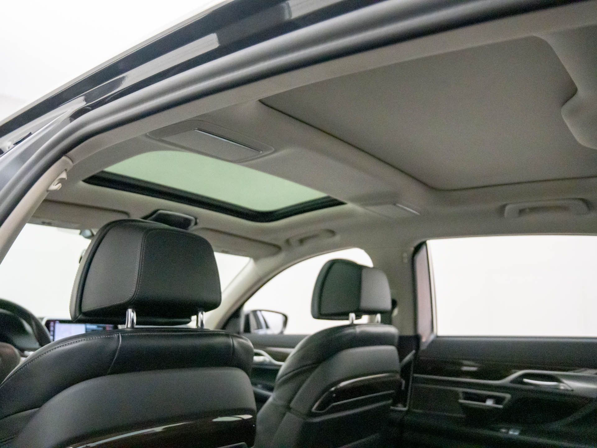 2022 BMW 7-Series 740i xDrive photo