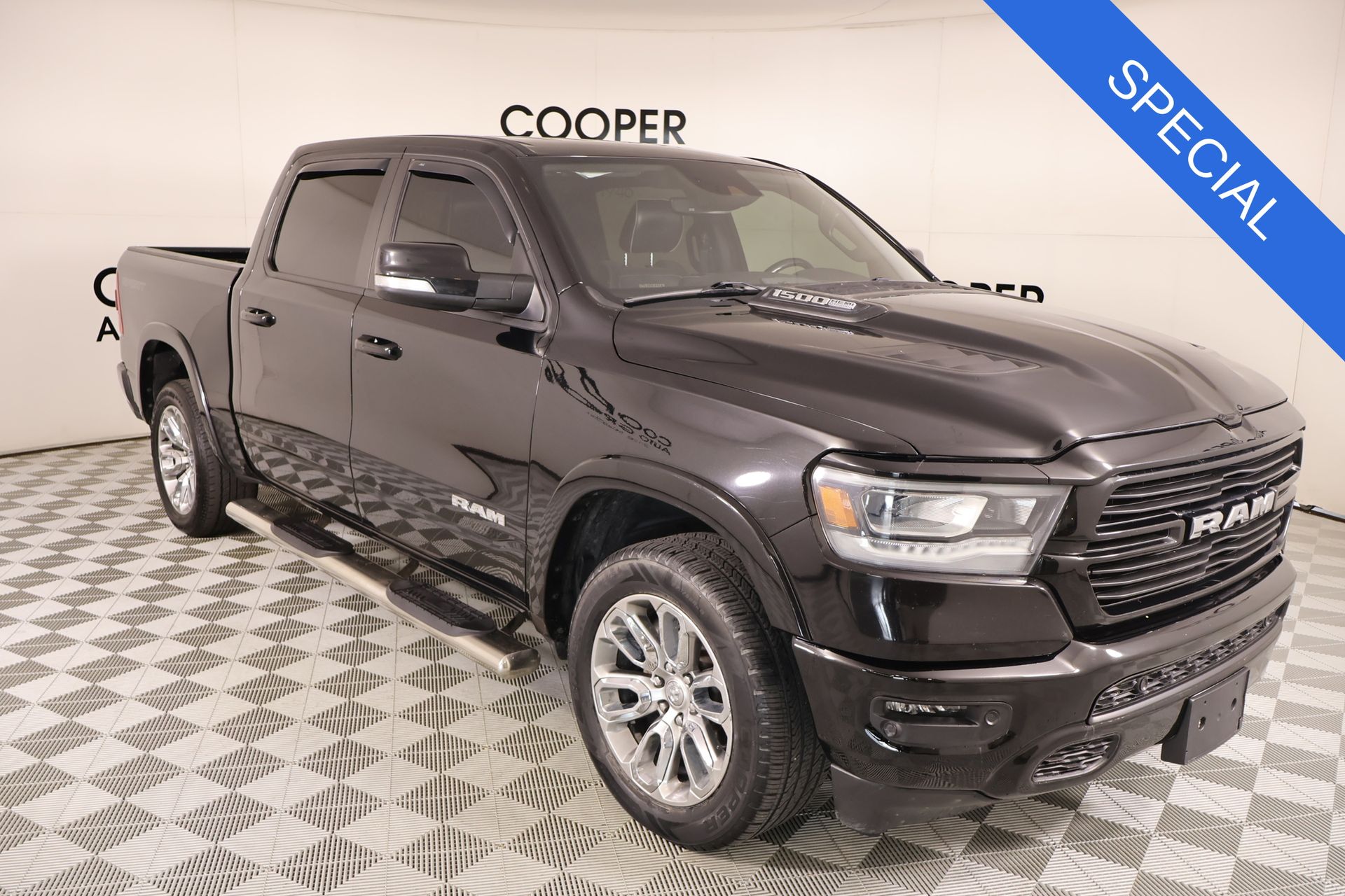 Diamond Black Crystal Pearlcoat 2022 RAM 1500 Pickup Truck Four-Wheel Drive 8-Speed Automatic