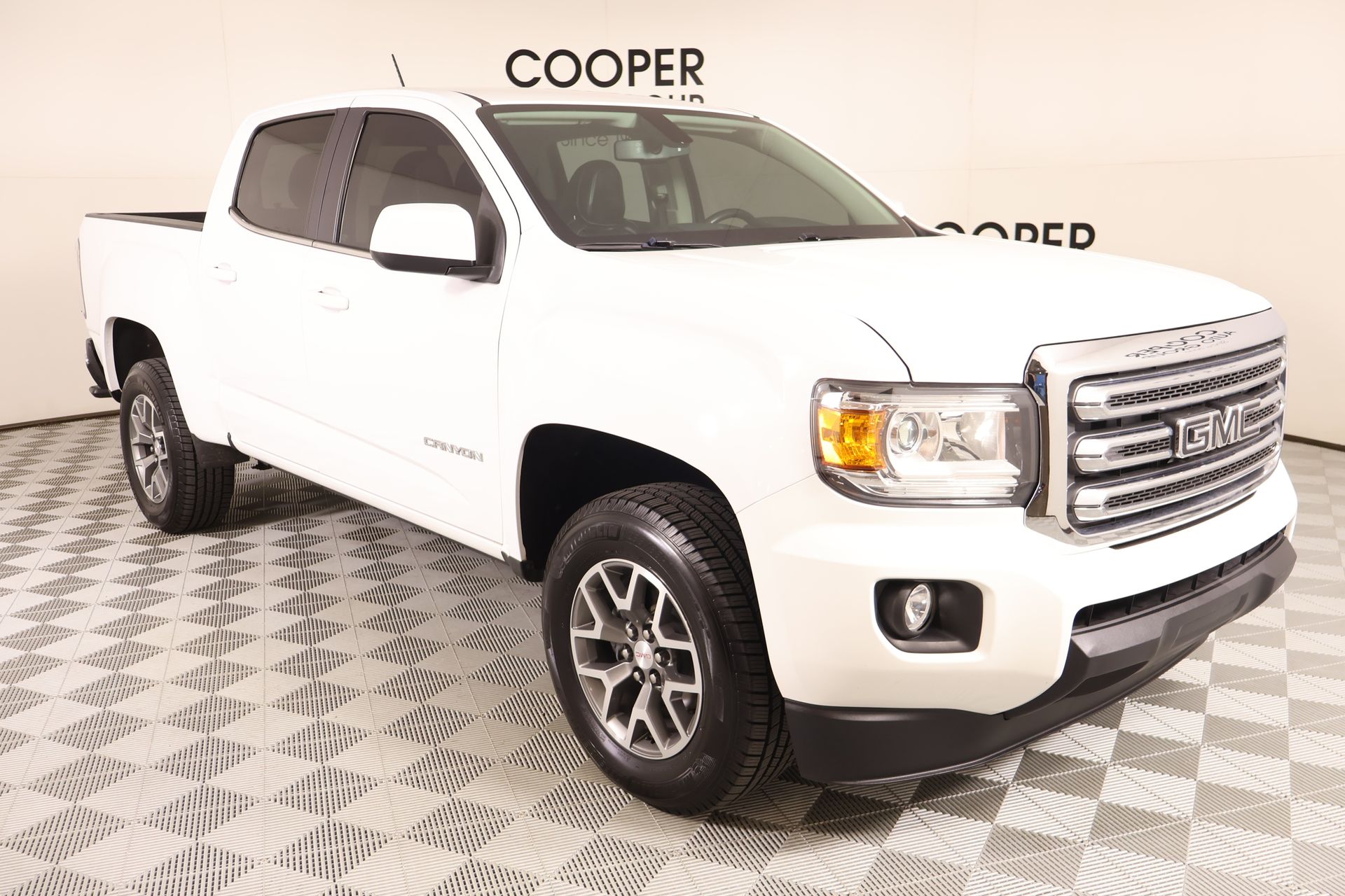 Summit White 2016 GMC Canyon Pickup Truck 4X2 6-Speed Automatic