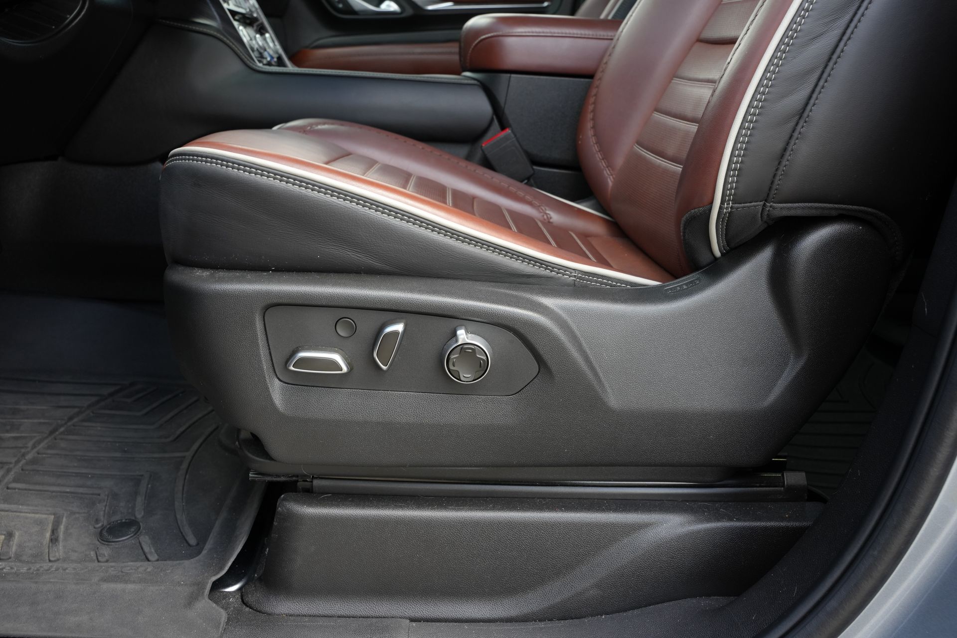 2024 GMC Yukon Denali Ultimate Silver at Big Star Buick GMC