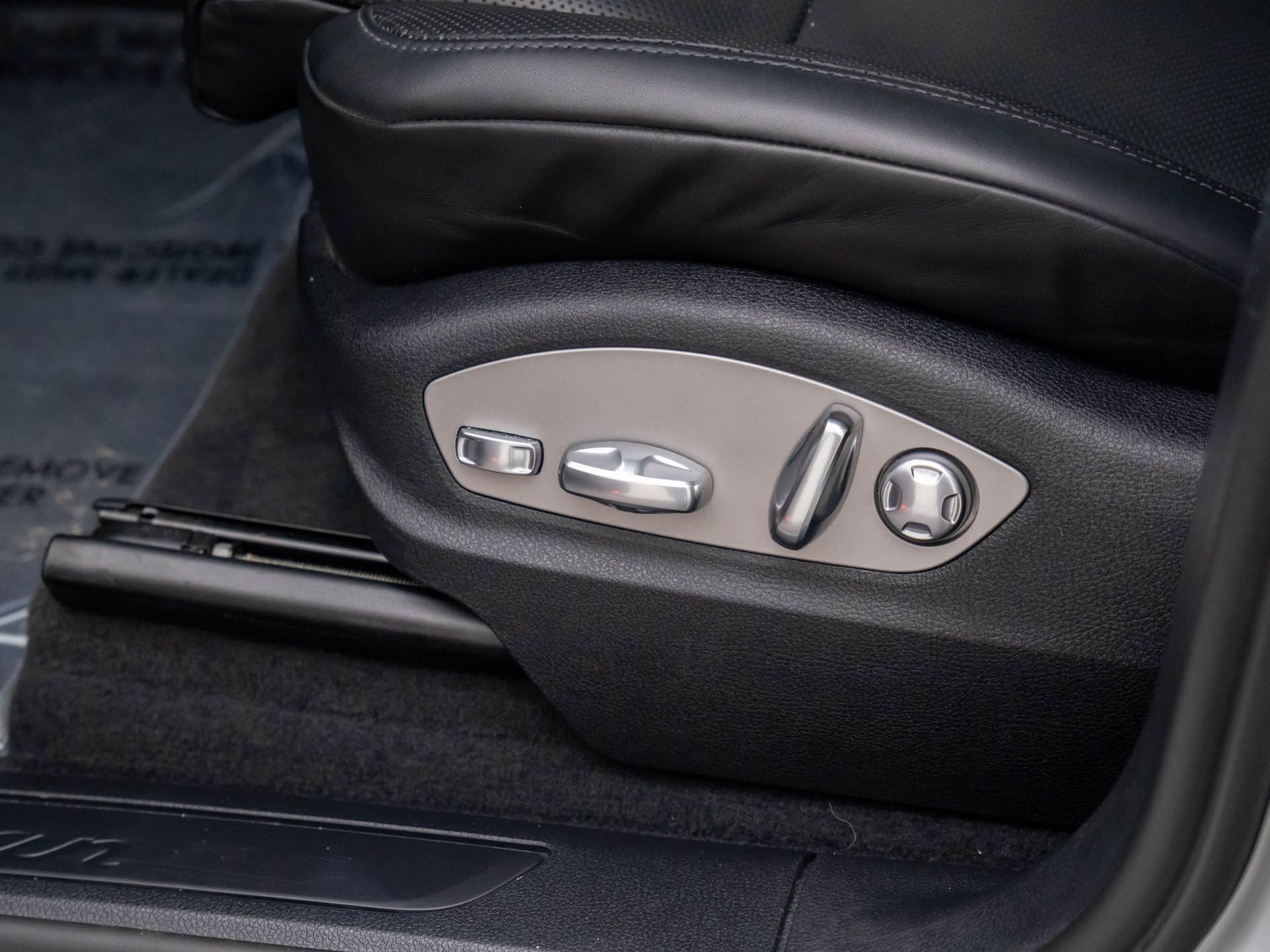 2023 Porsche Macan photo