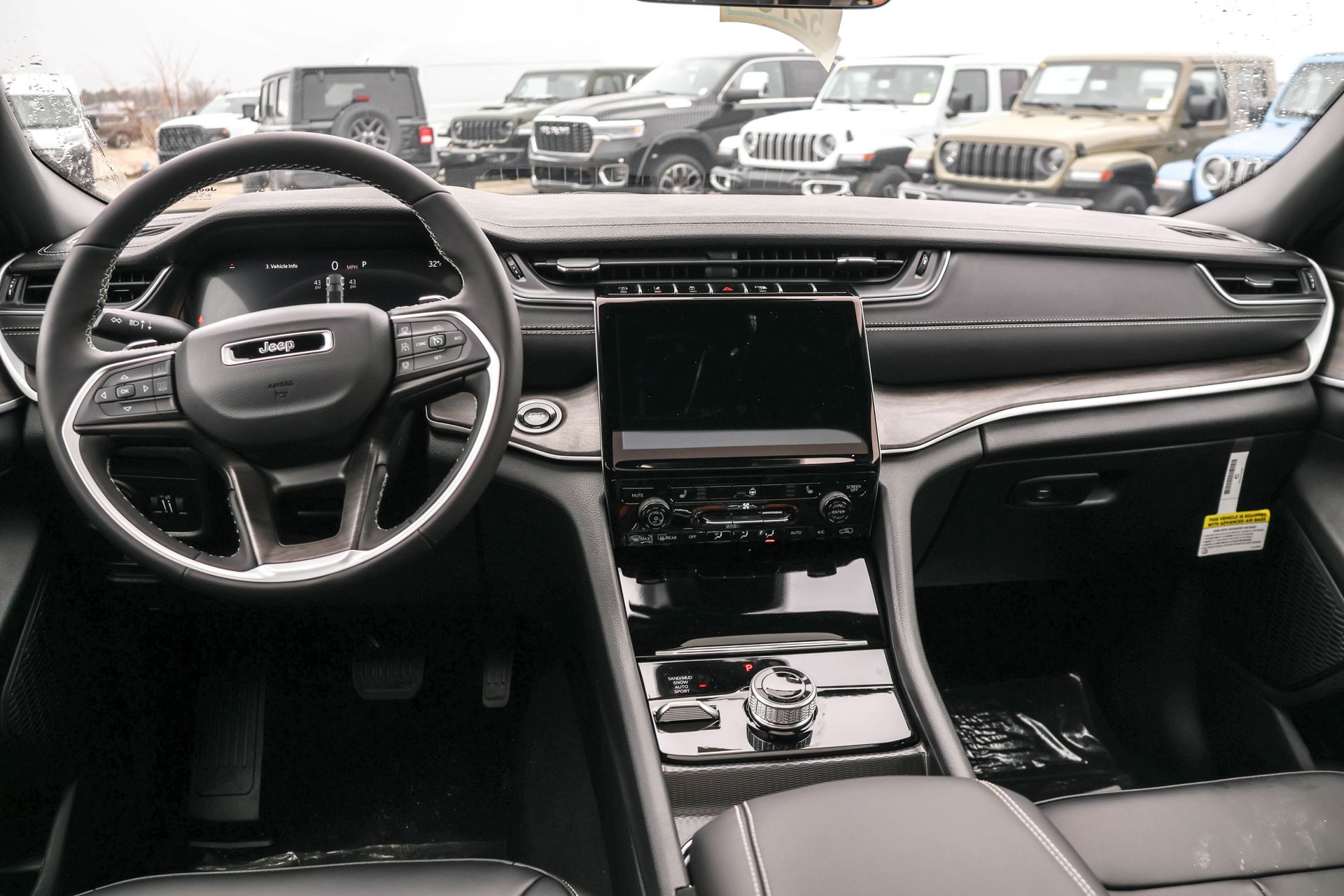 2025 JEEP GRAND CHEROKEE - Image 17