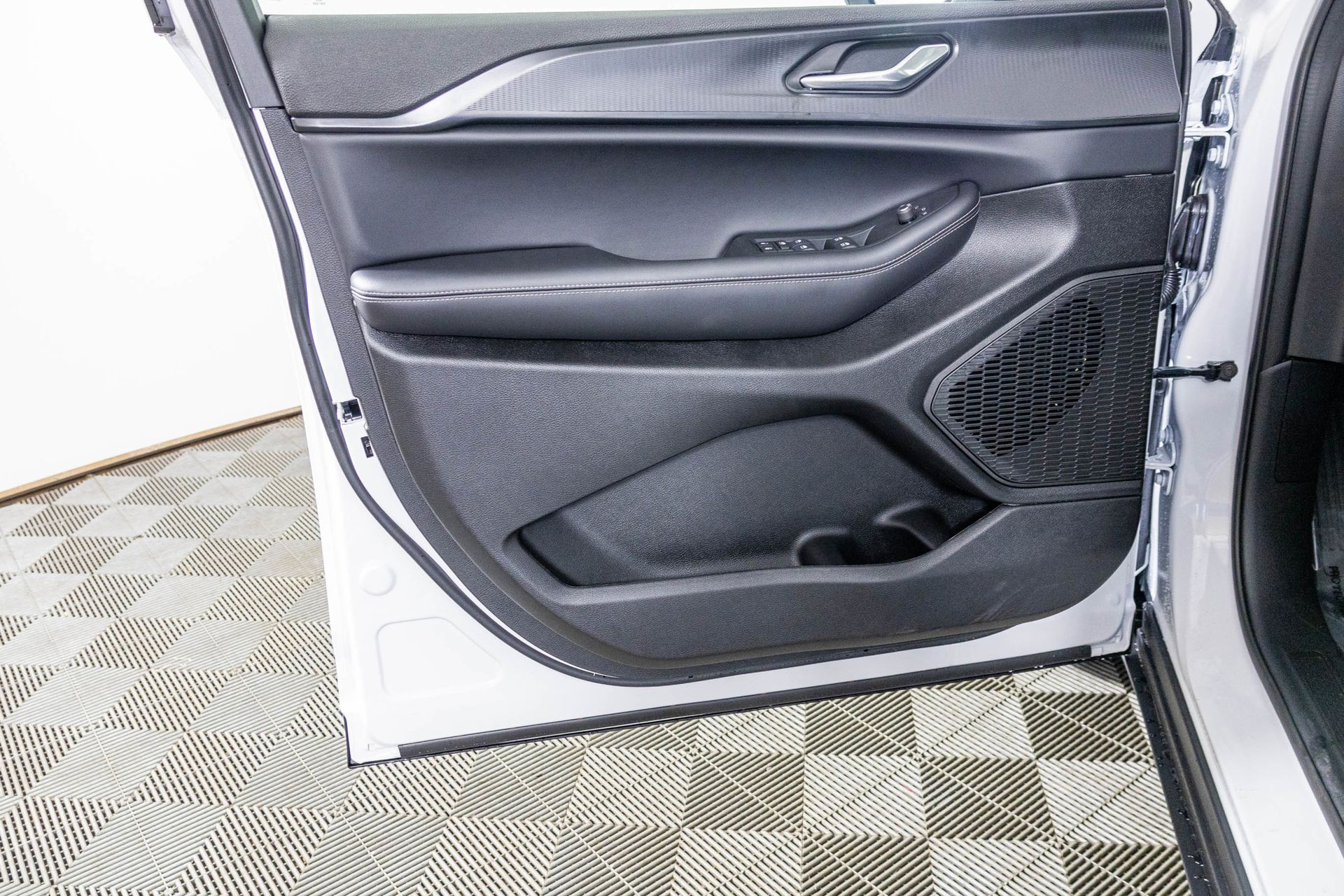 2025 JEEP GRAND CHEROKEE L - Image 16